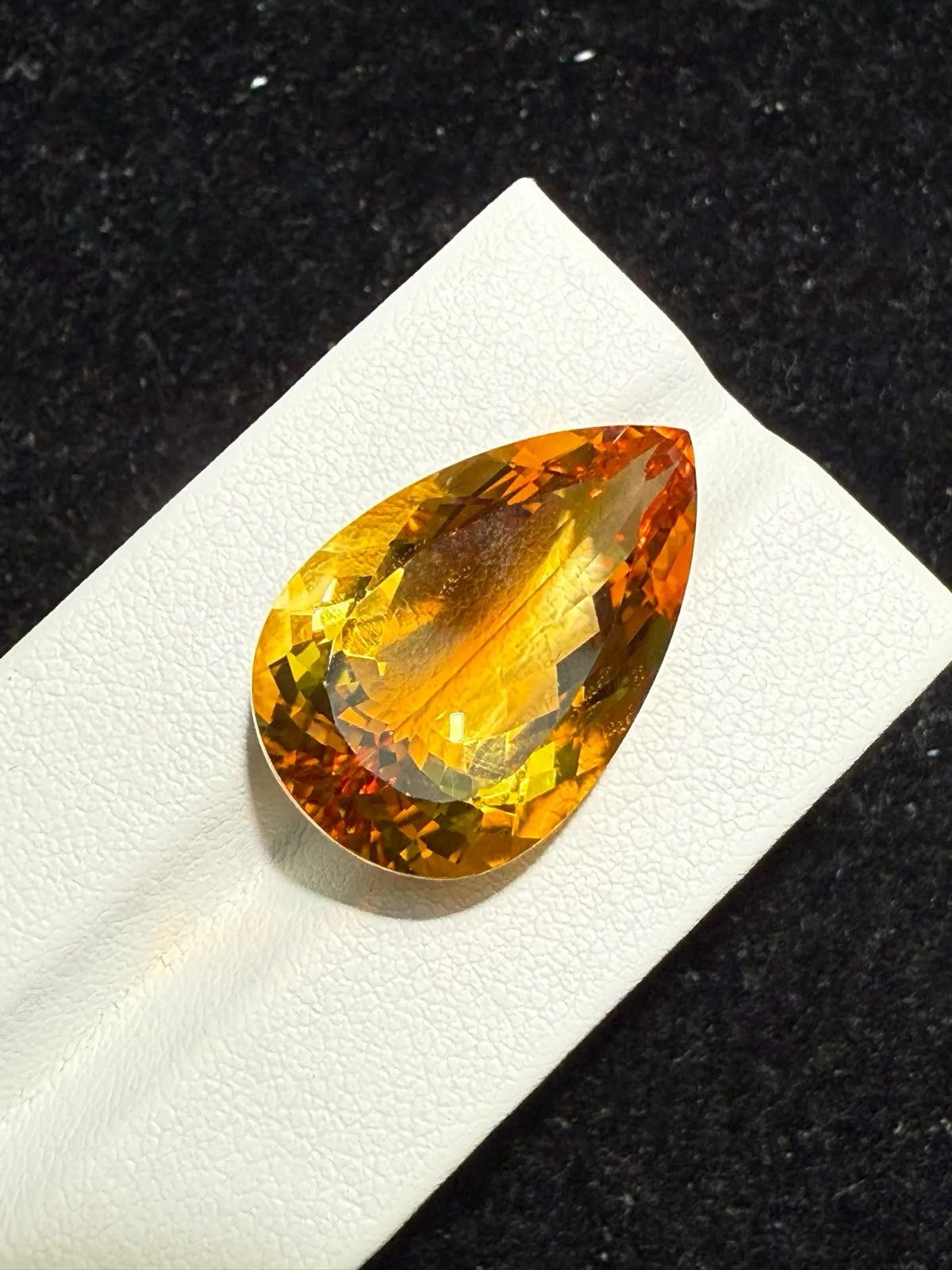 【高端珠宝】天然极美巴西暴力黄水晶裸石
重量: 21.29ct  规格: 24.4*15.6*10.