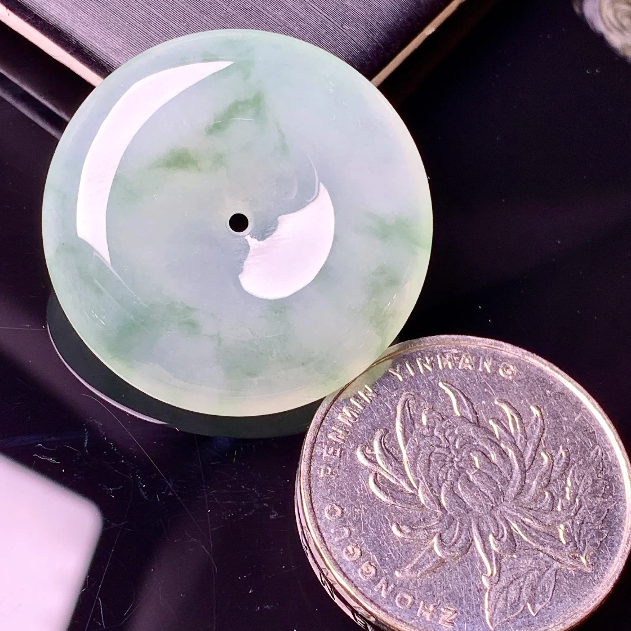 冰种飘绿平安扣吊坠 玉质细腻 色泽清新艳丽 整体尺寸28.7*5.6