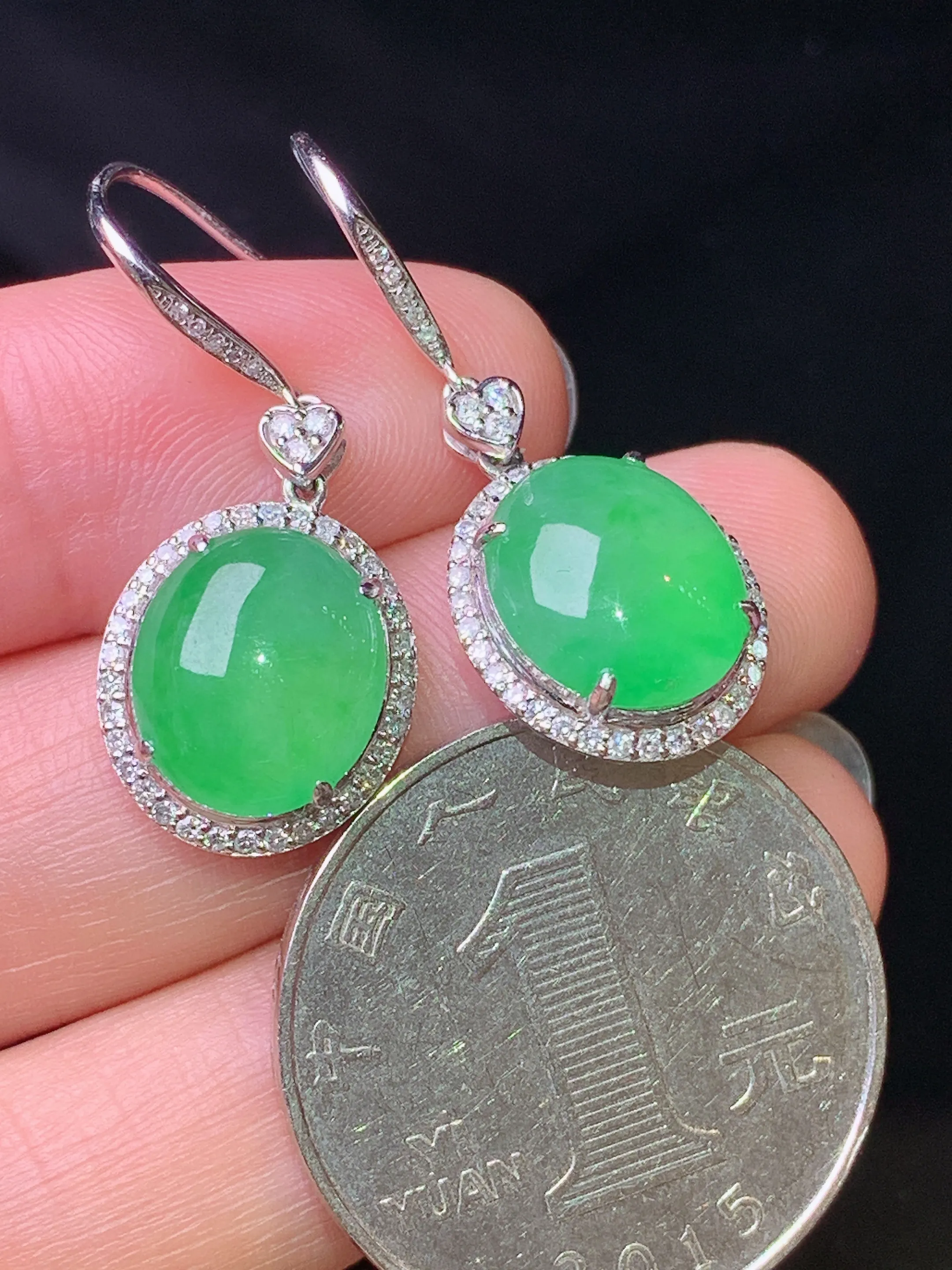 18k金钻镶嵌满绿蛋面耳坠 玉质细腻 色泽清新艳丽 整体尺寸29.5*12.3*7