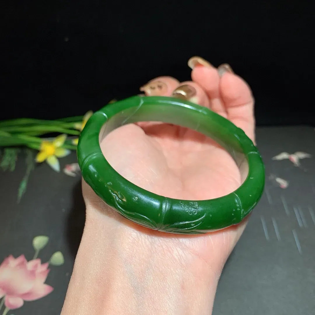 和田玉59圈口菠菜绿雕花碧玉手镯！玉质细腻油润 底色纯净 无裂无棉 脂粉好，品质高