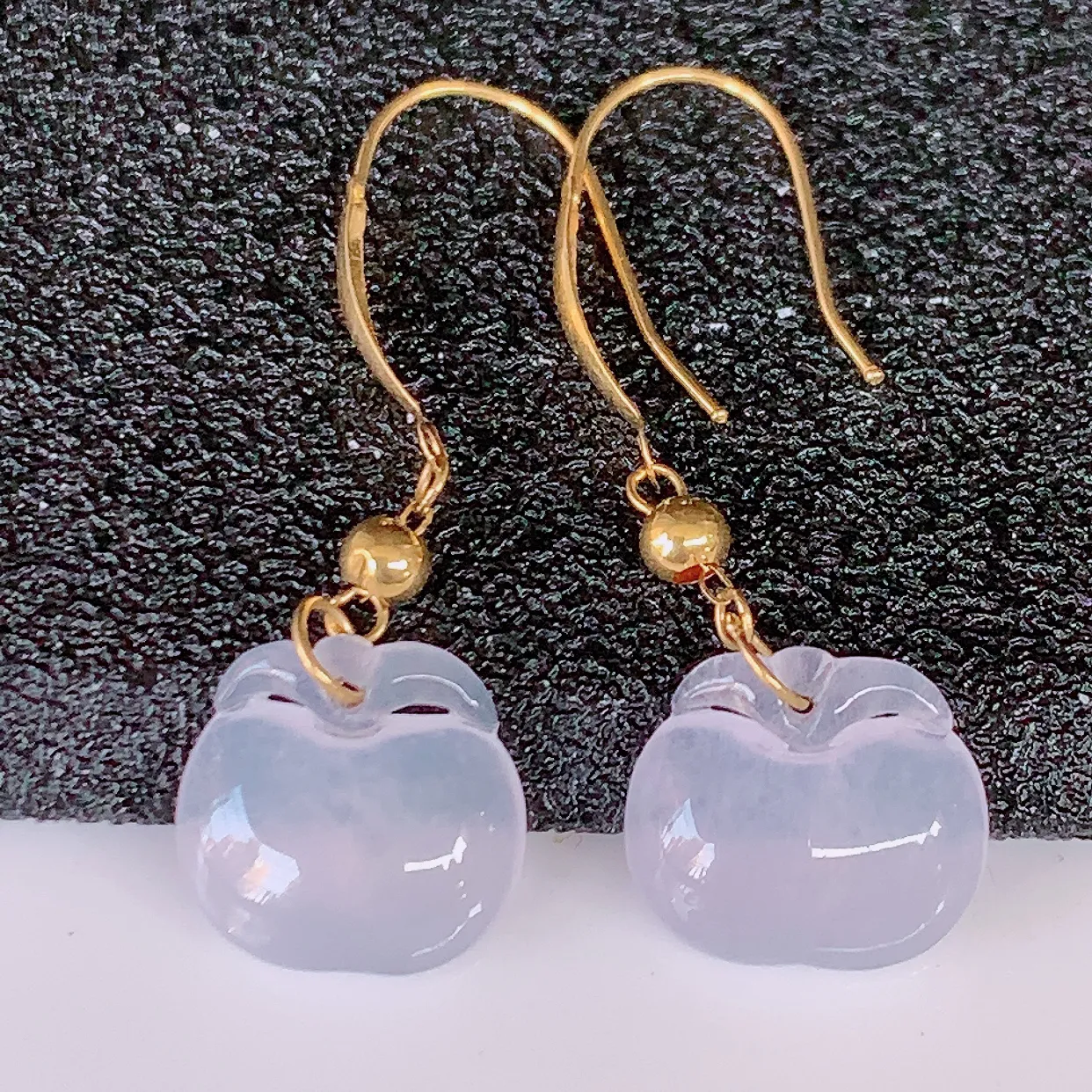 18k金镶嵌冰种翡翠苹果耳坠，沁人心脾，耳坠佩戴效果大气出众，尽显气质。种水好，胶感足，颜相当漂亮，高性价比，值得入手品鉴！#57.26整体29.5裸石9.5*8.5*3