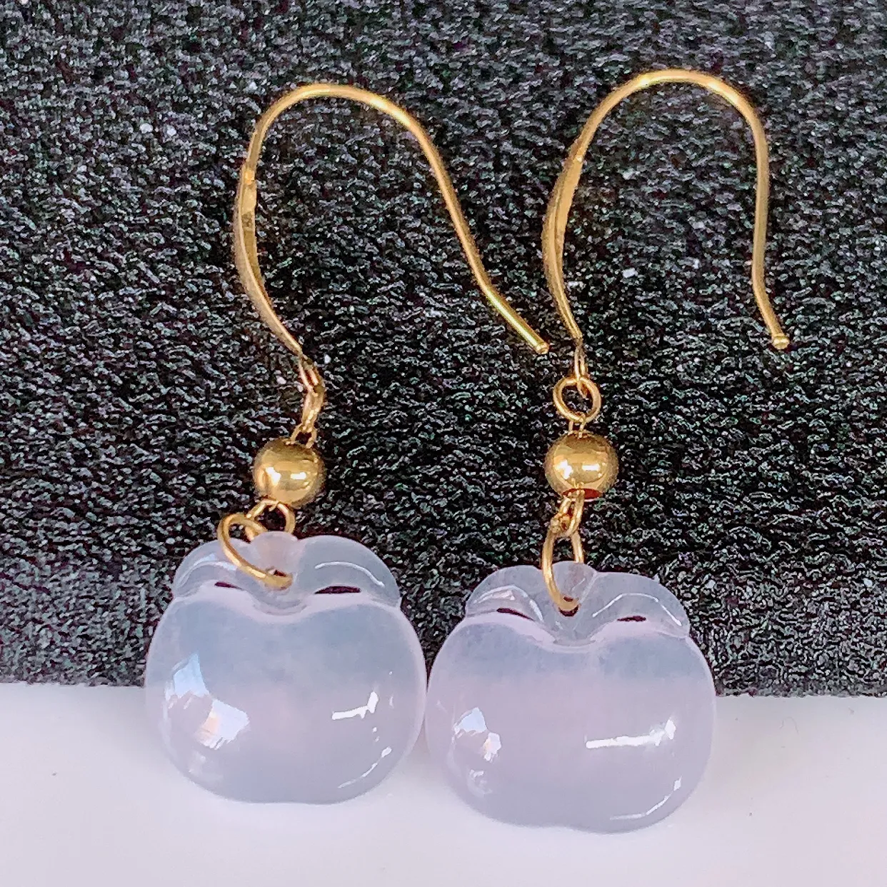 18k金镶嵌冰种翡翠苹果耳坠，沁人心脾，耳坠佩戴效果大气出众，尽显气质。种水好，胶感足，颜相当漂亮，高性价比，值得入手品鉴！#57.26整体29.5裸石9.5*8.5*3