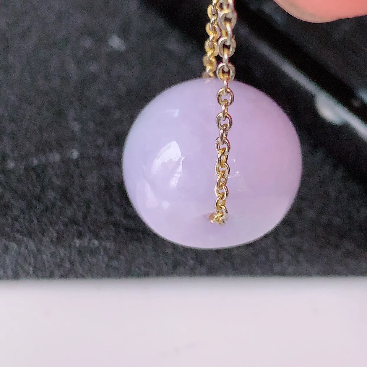 自然光实拍，冰润紫罗兰翡翠路路通吊坠，寓意时来运转、财源滚滚，款式新颖时尚，日常百搭的款！配图银链#57.24