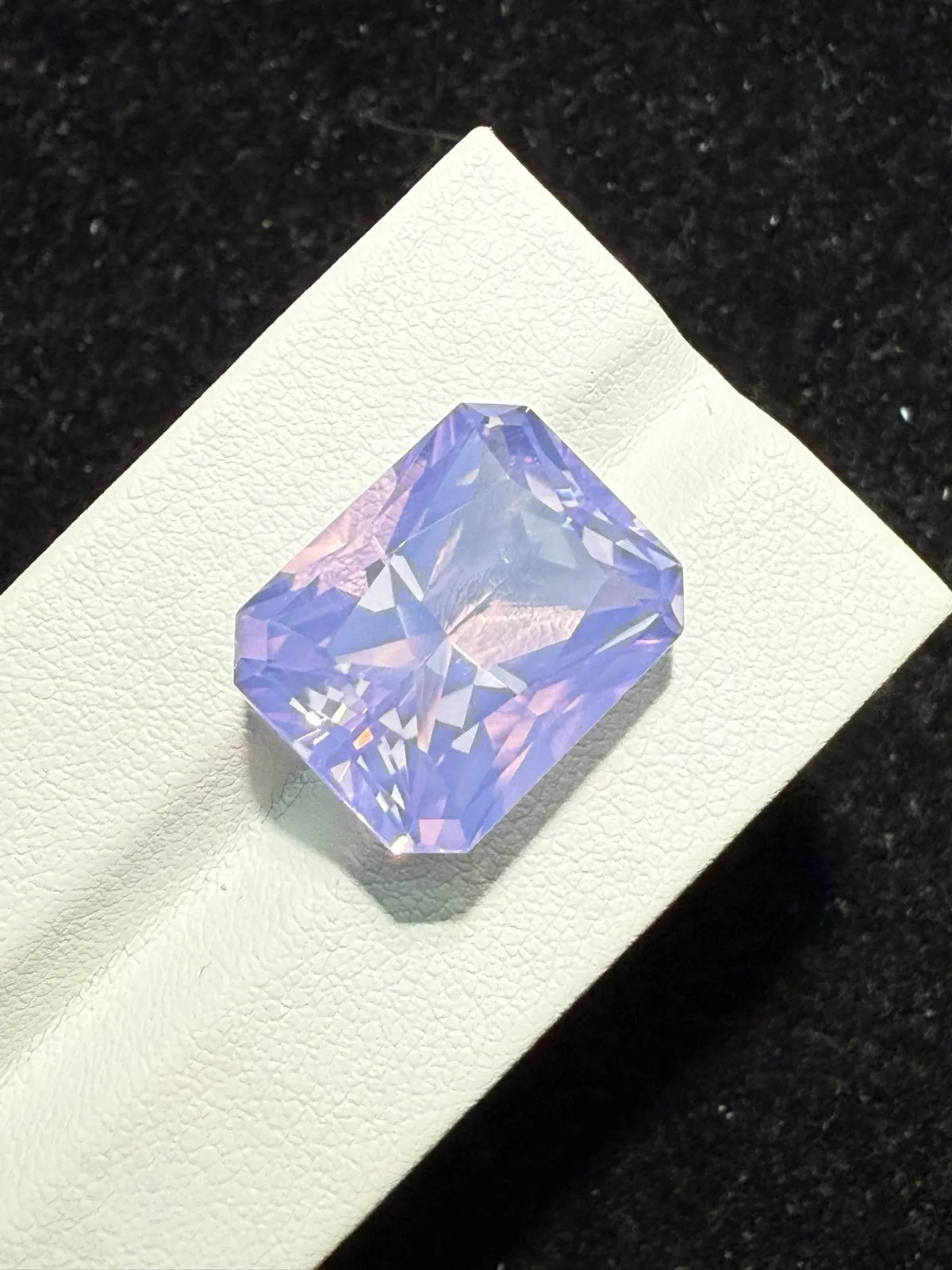 【高端珠宝】天然极美浪漫薰衣草紫晶裸石
重量: 16.575ct  规格: 17.1*13.6*10
