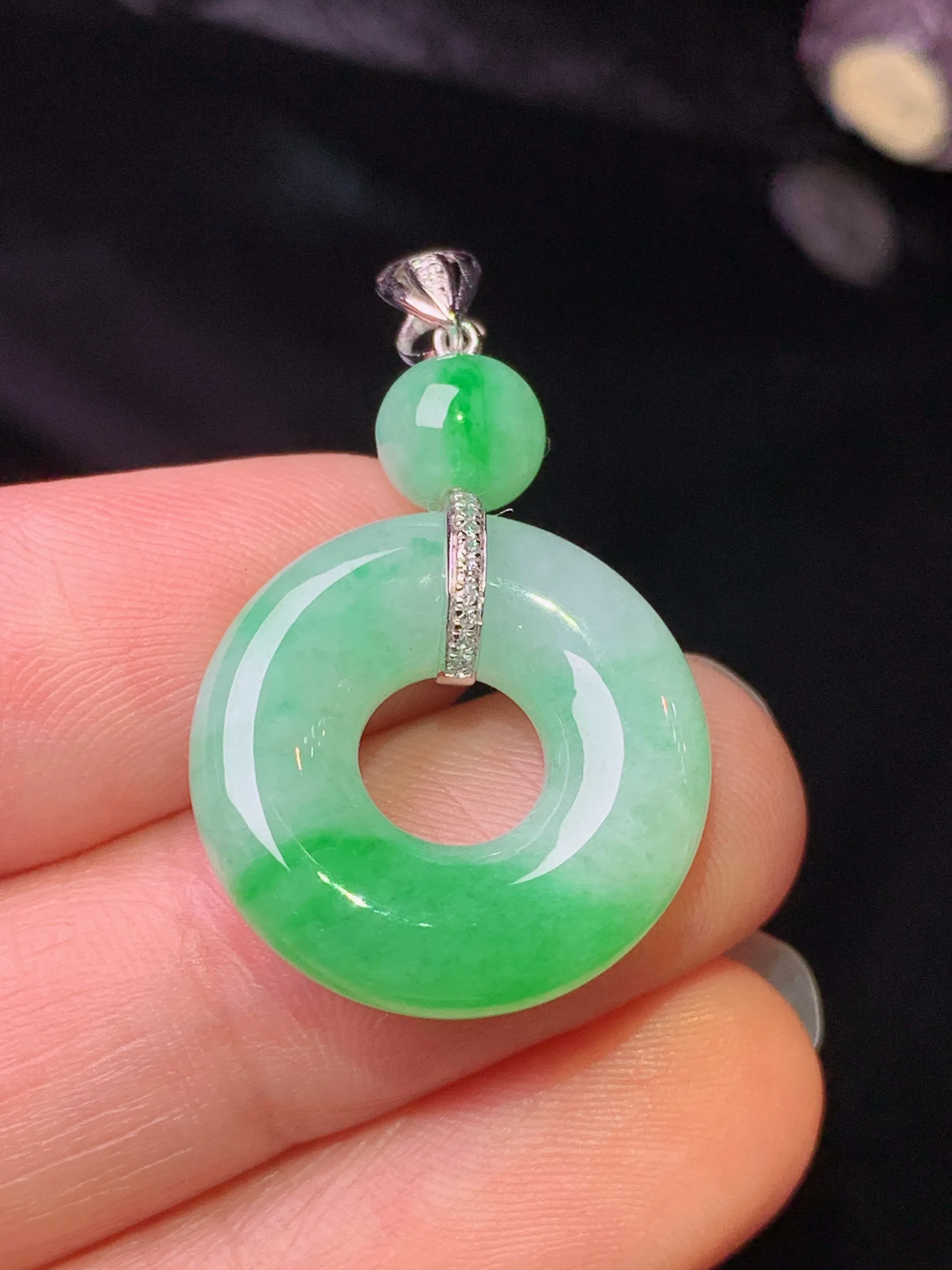 18k金钻镶嵌翠绿平安环吊坠 玉质细腻 色泽清新艳丽 整体尺寸31.5*19.2*6