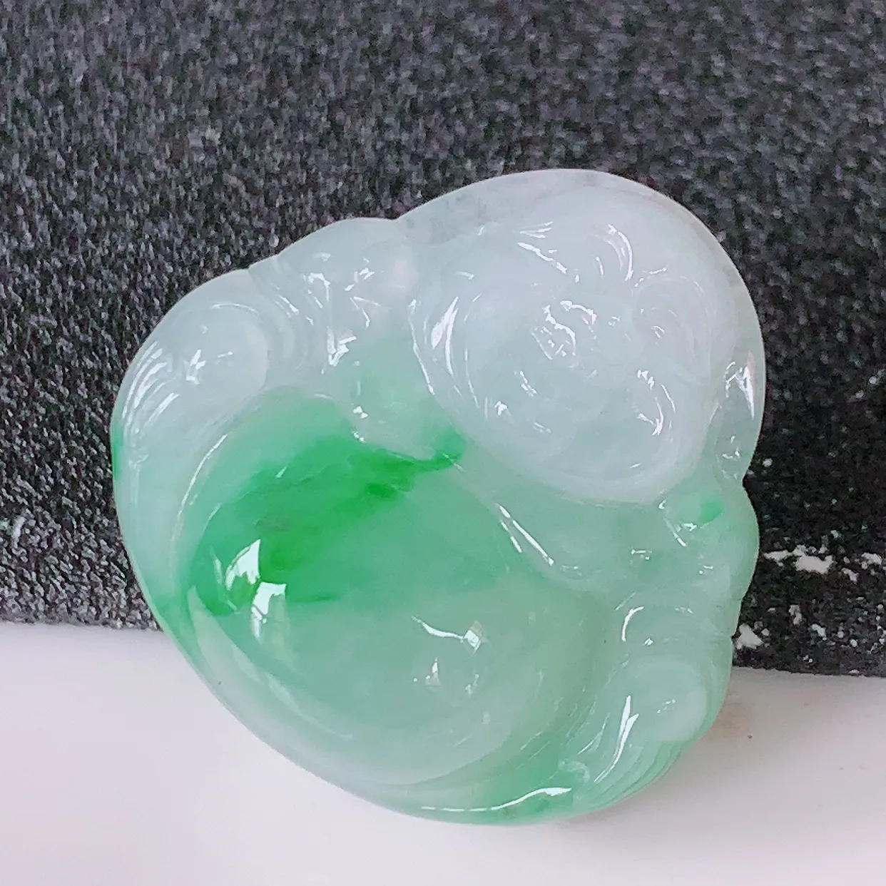 自然光实拍，冰飘绿翡翠佛公吊坠，玉笑佛，饱满，开脸喜庆，配戴优雅迷人！#47.24