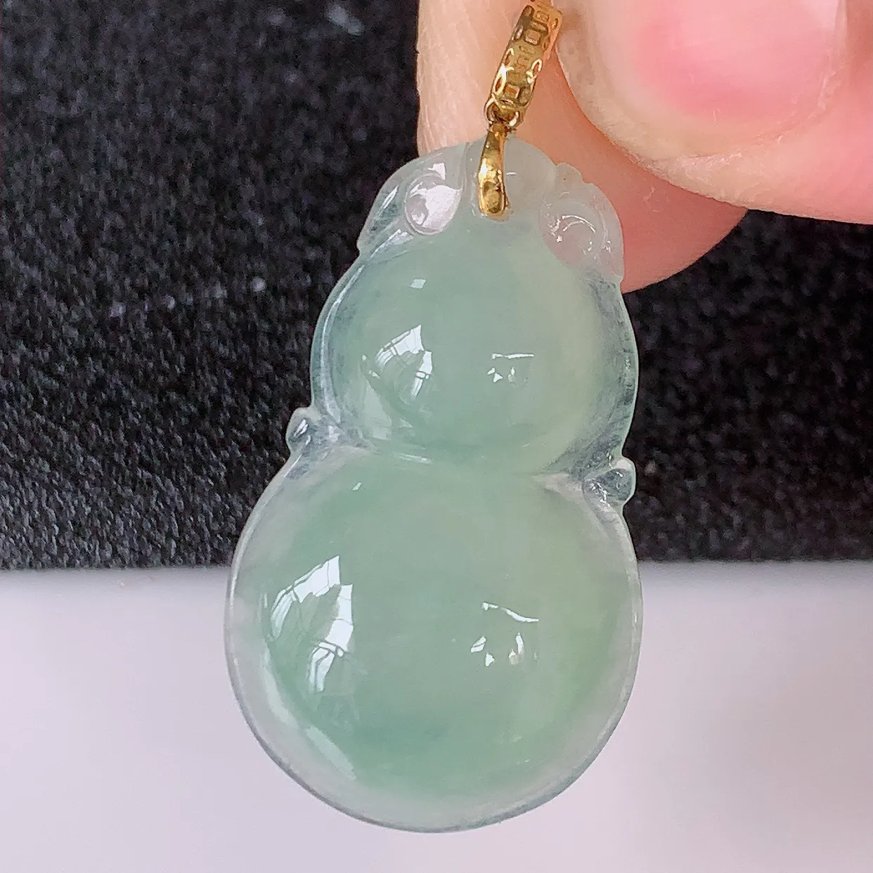 18K金镶嵌冰种满绿翡翠葫芦吊坠，葫芦寓意福禄双全，财源滚滚，品佳品，佩戴效果优雅迷人！#49.24