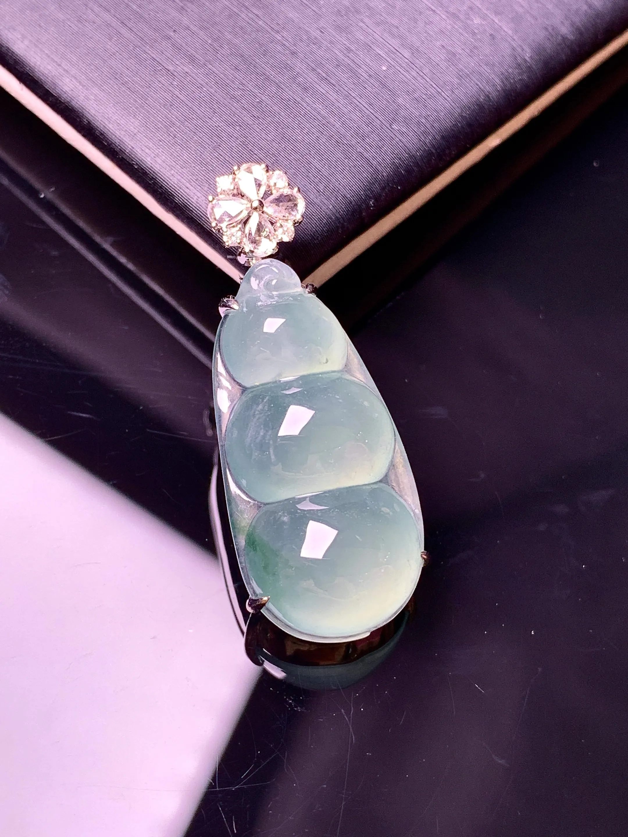 18k金钻镶嵌冰种四季豆吊坠 玉质细腻 色泽清新艳丽 整体尺寸30.8*12*7.8