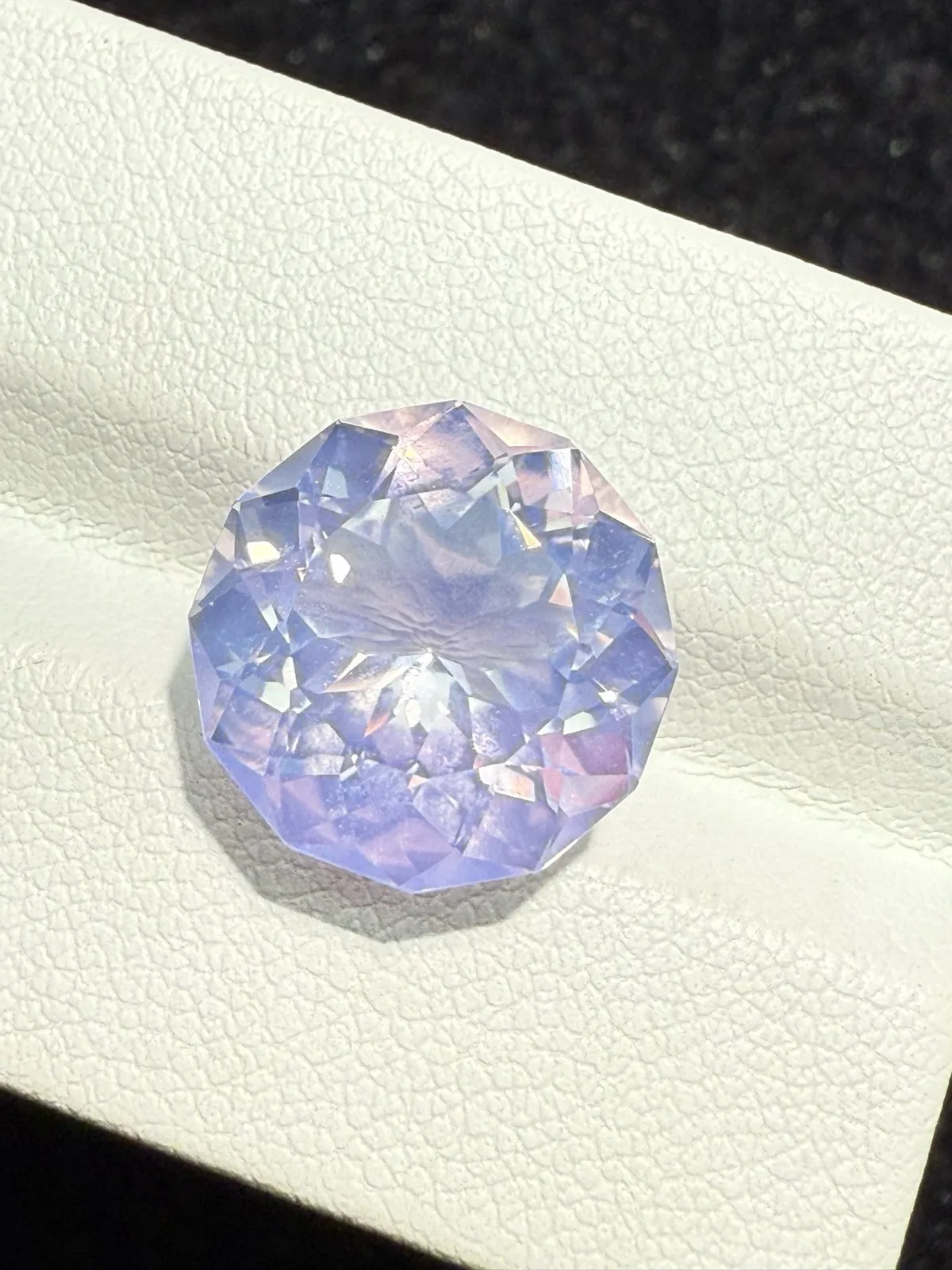 【高端珠宝】天然极美浪漫薰衣草紫晶裸石
重量: 7.675ct  规格: 12.9*13*8.7毫米
精湛切工，满身火彩
台面大，实物更美，可以代镶嵌设计。