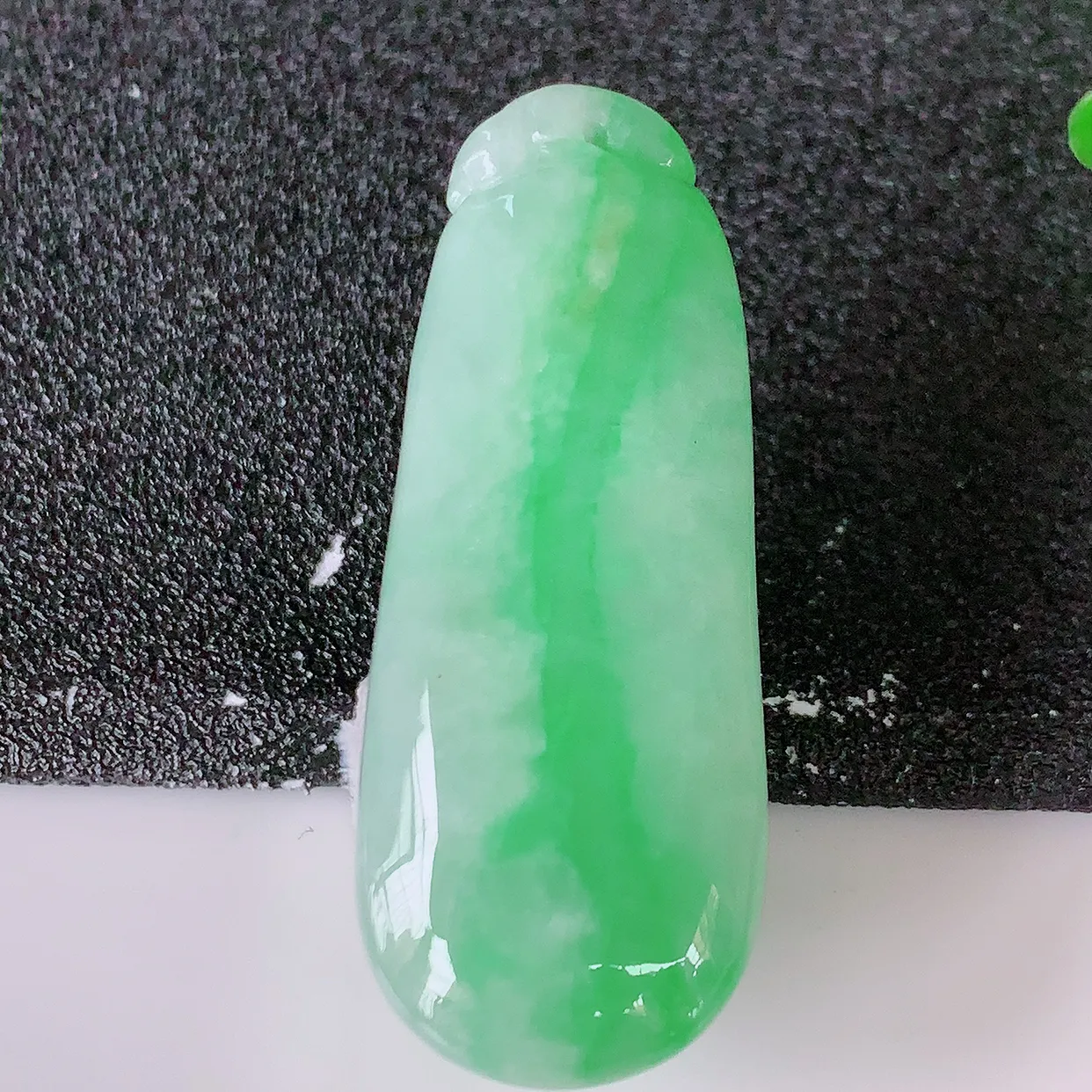 自然光实拍，冰润飘绿翡翠福瓜吊坠，寓意“呱呱来财，福气满满”，冰润且起胶感，佩戴效果优雅迷人！#47.24