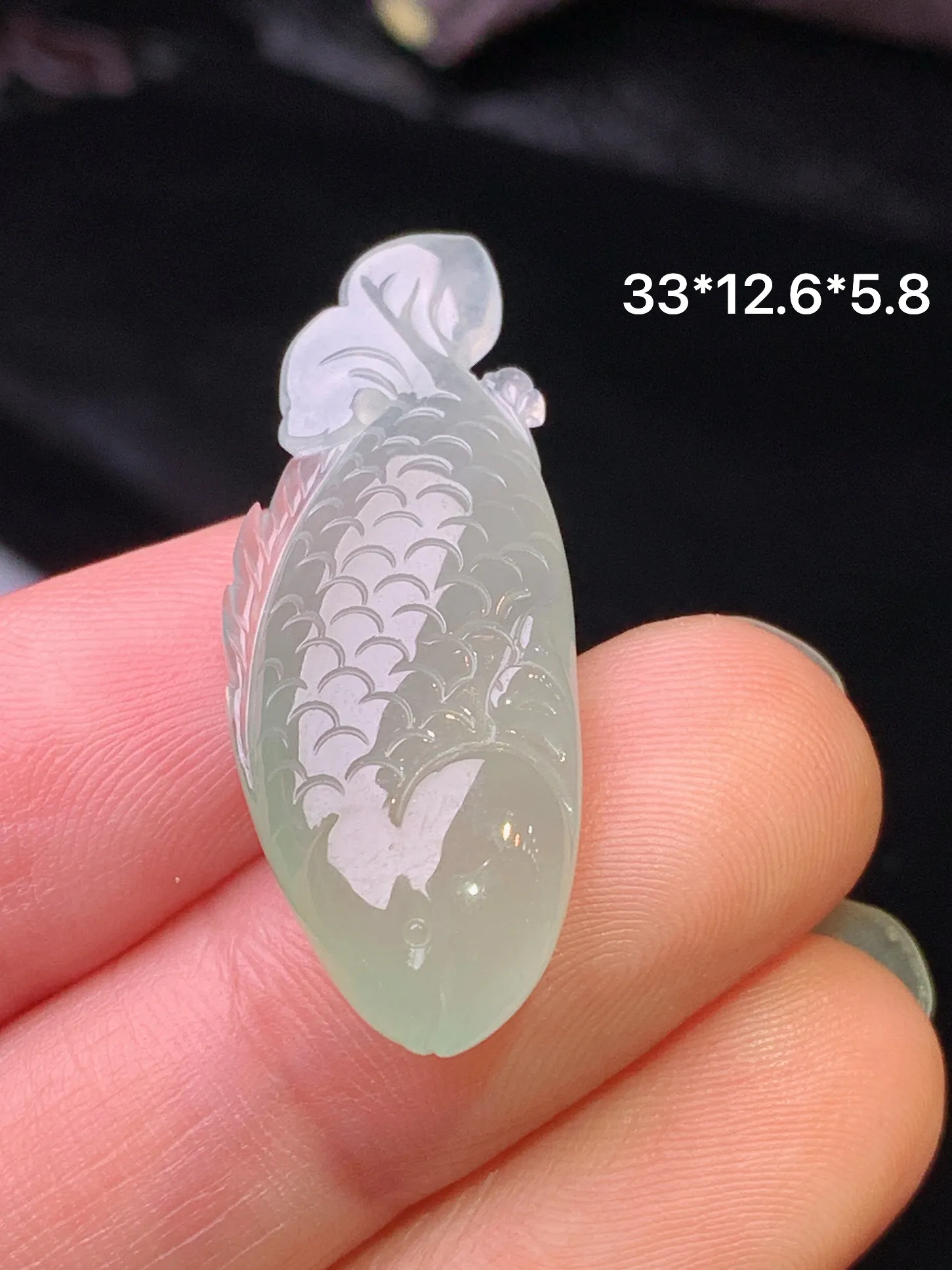 冰种金鱼吊坠 玉质细腻 色泽清新艳丽 整体尺寸33*12.6*5.8