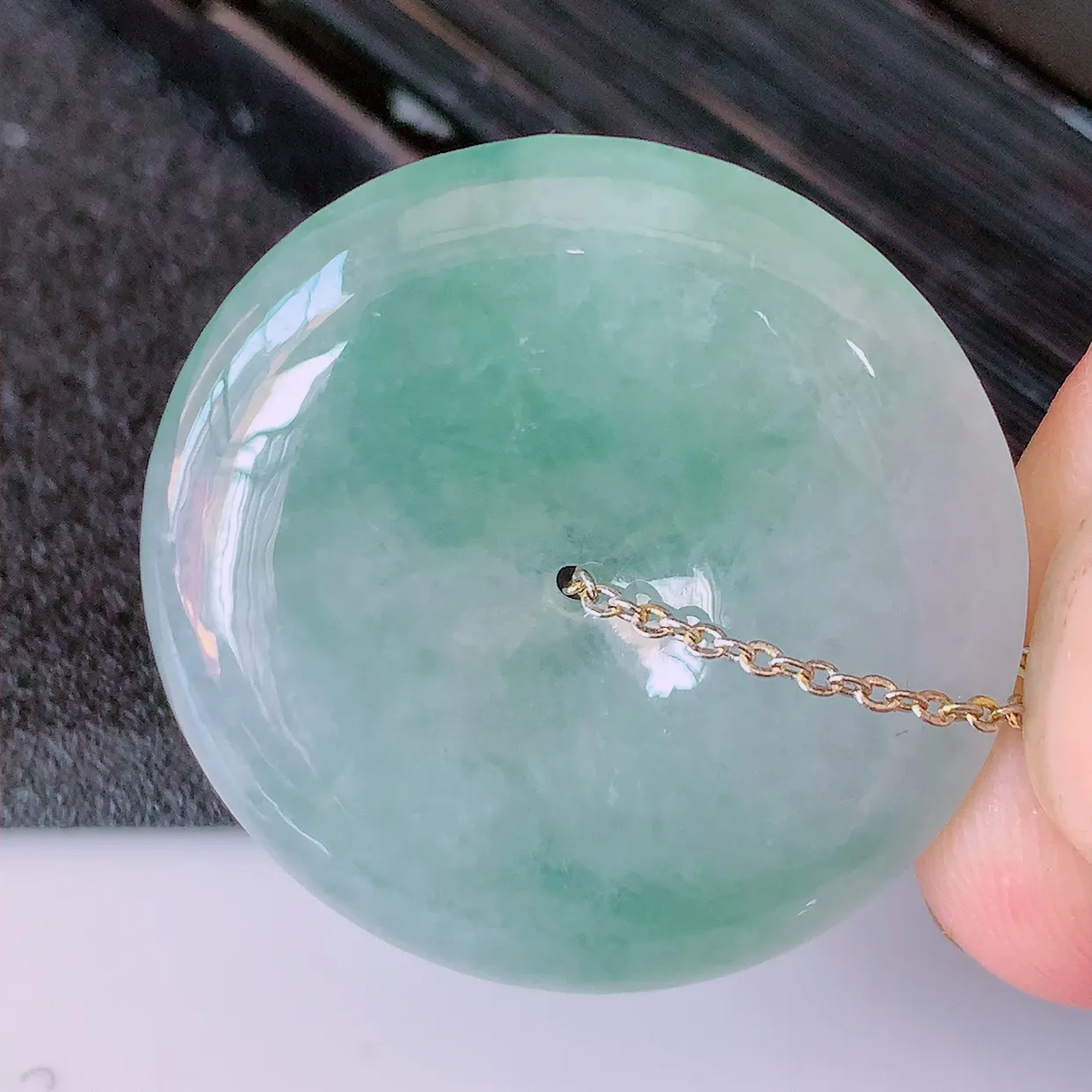 自然光实拍，冰种飘花翡翠平安扣吊坠，形体饱满圆润，平安扣肥嘟嘟的，平平安安，种水很好，配戴精美！#02.26