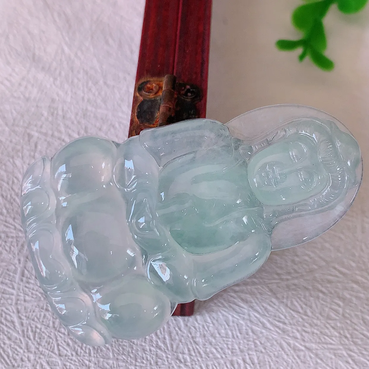 自然光实拍，冰种翡翠观音菩萨吊坠，赐福翡翠观音，冰透，起强玻璃光泽，观音面相慈祥，雕琢细致，佩戴气质！#60.26