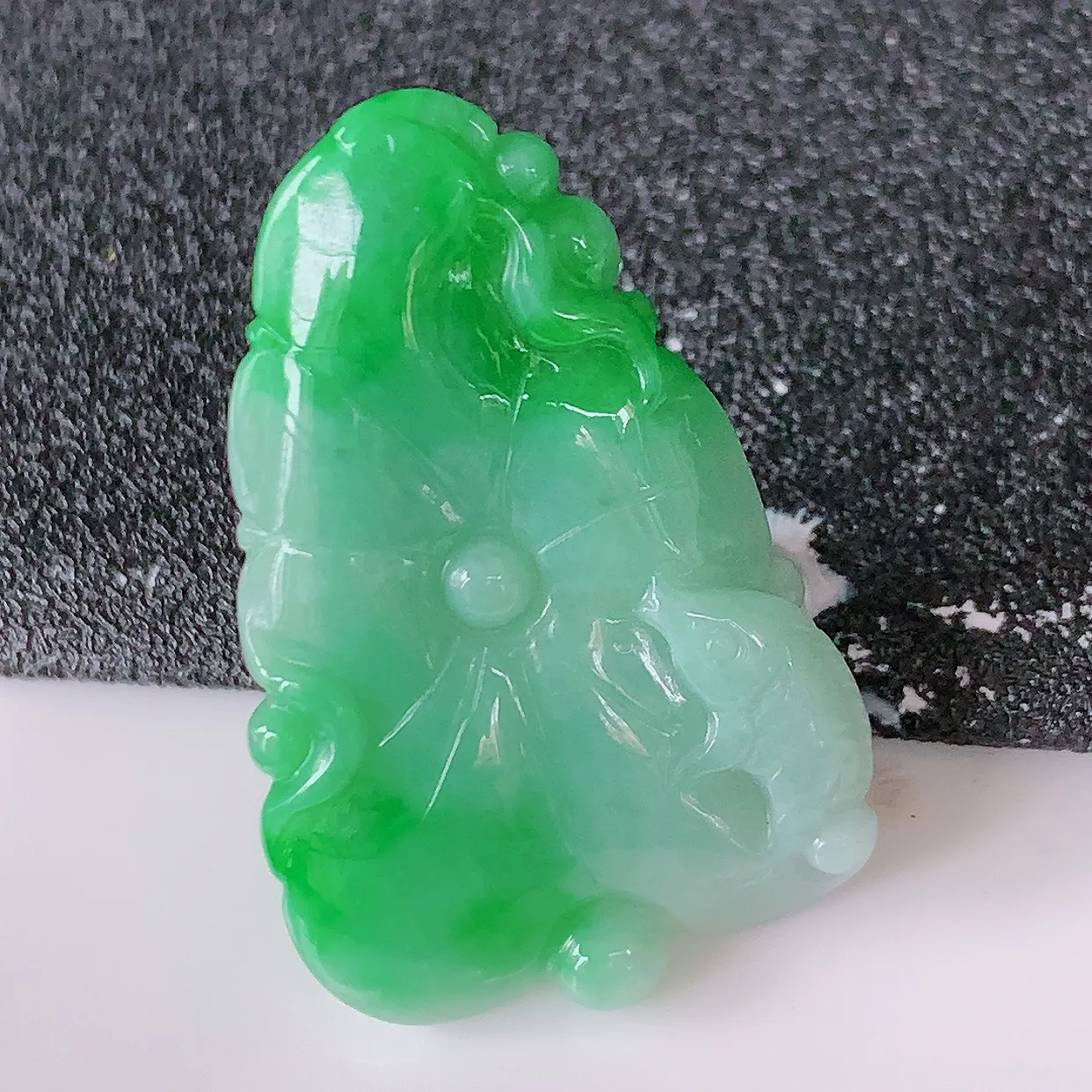 自然光实拍，冰润飘辣绿翡翠荷叶鱼、和和美美玉坠，财源广进，自然隐逸、荷本是素不着尘之物，有和美之寓意。#05.24