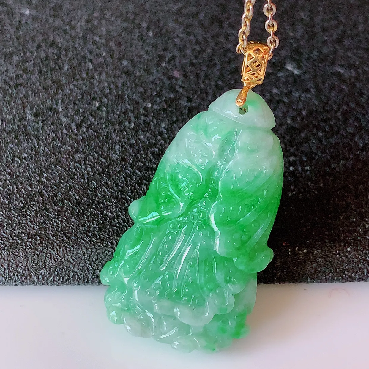 18K金镶嵌冰飘绿翡翠招百财白菜吊坠，百财聚来，财源滚滚，色泽鲜艳，精工水润的白菜，性价比高！#1.