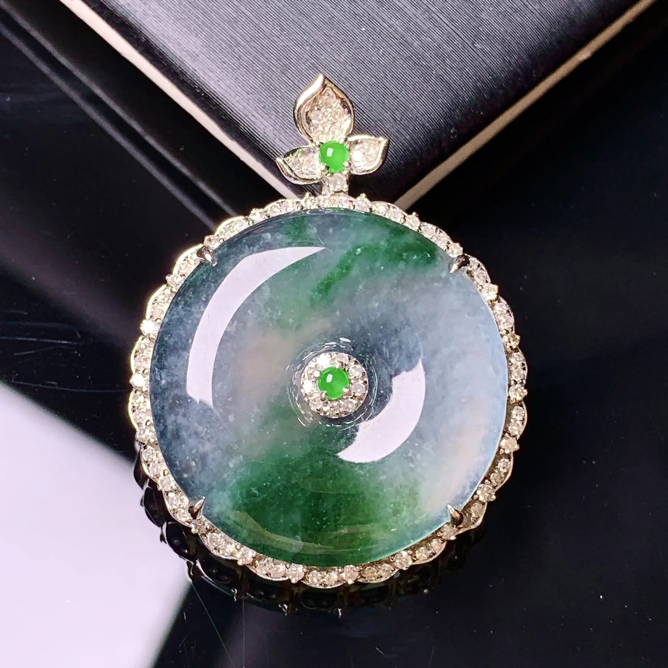 18k金镶嵌冰种飘绿平安扣吊坠 玉质细腻 色泽清新艳丽 整体尺寸30*23.5*6.3