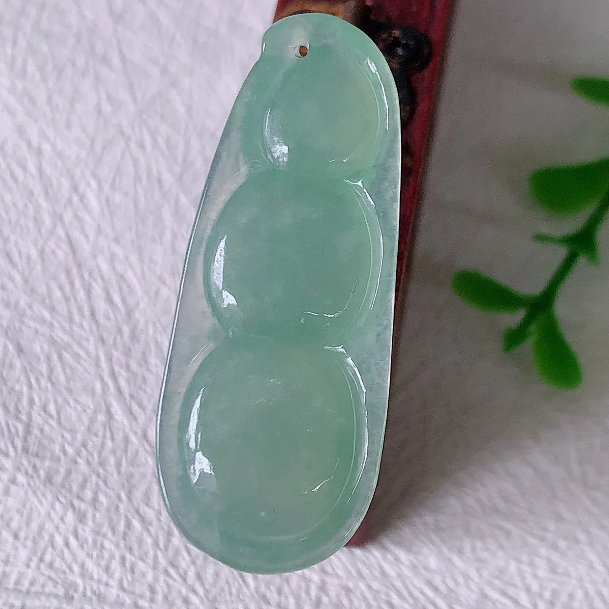 自然光实拍，冰种满绿翡翠福豆吊坠，寓意“四季平安，福气满满”胶感十足，饱满，佩戴效果优雅迷人！#01.24