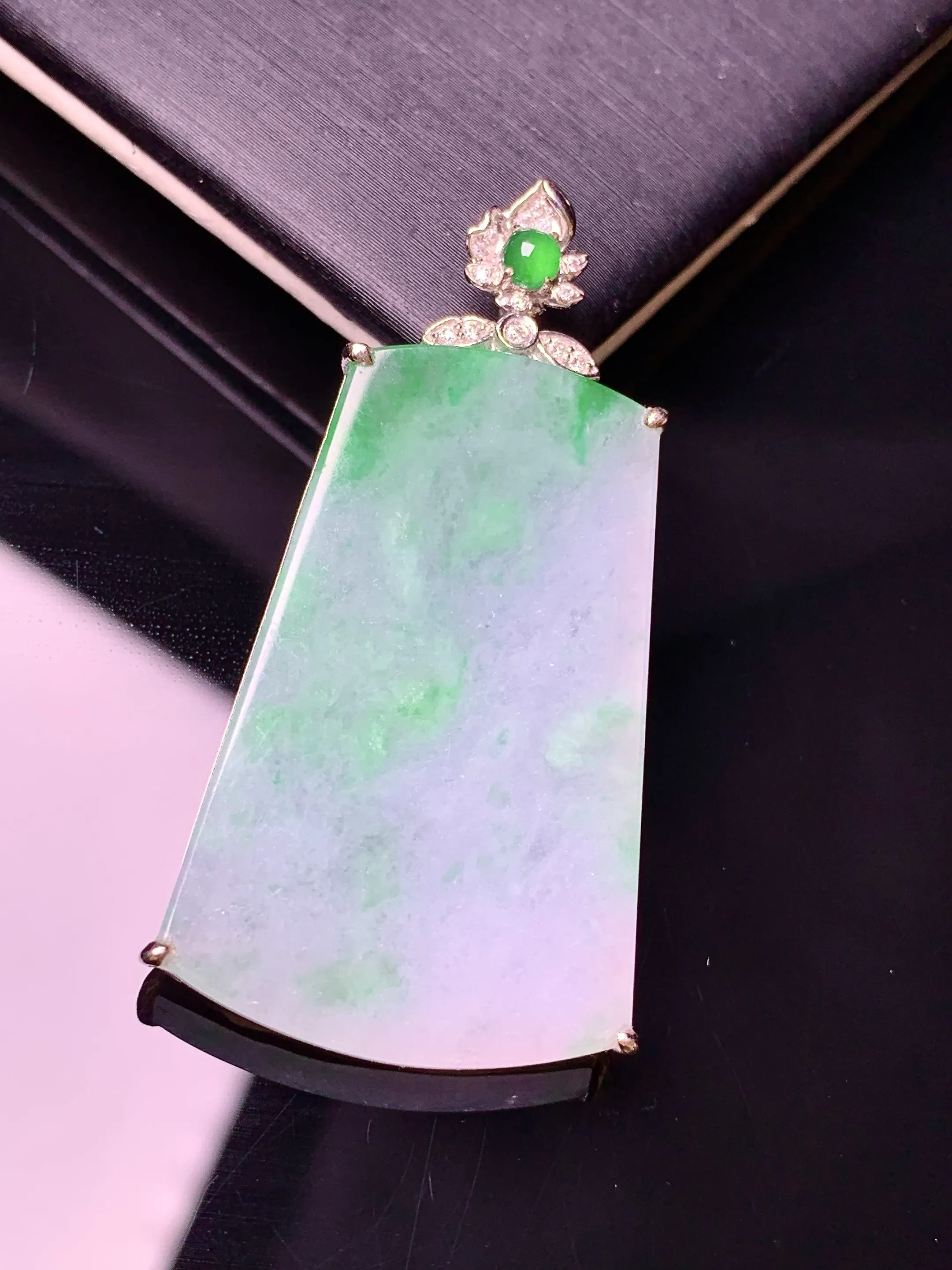 18k金钻镶嵌飘绿无事牌吊坠 玉质细腻 色泽清新艳丽 整体尺寸43.2*22.3*4.2