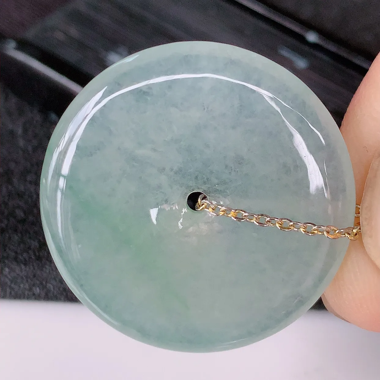 自然光实拍，冰种飘花翡翠平安扣吊坠，冰透，灵动飘逸，寓意平平安安，平安扣佩戴端庄漂亮！#57.24