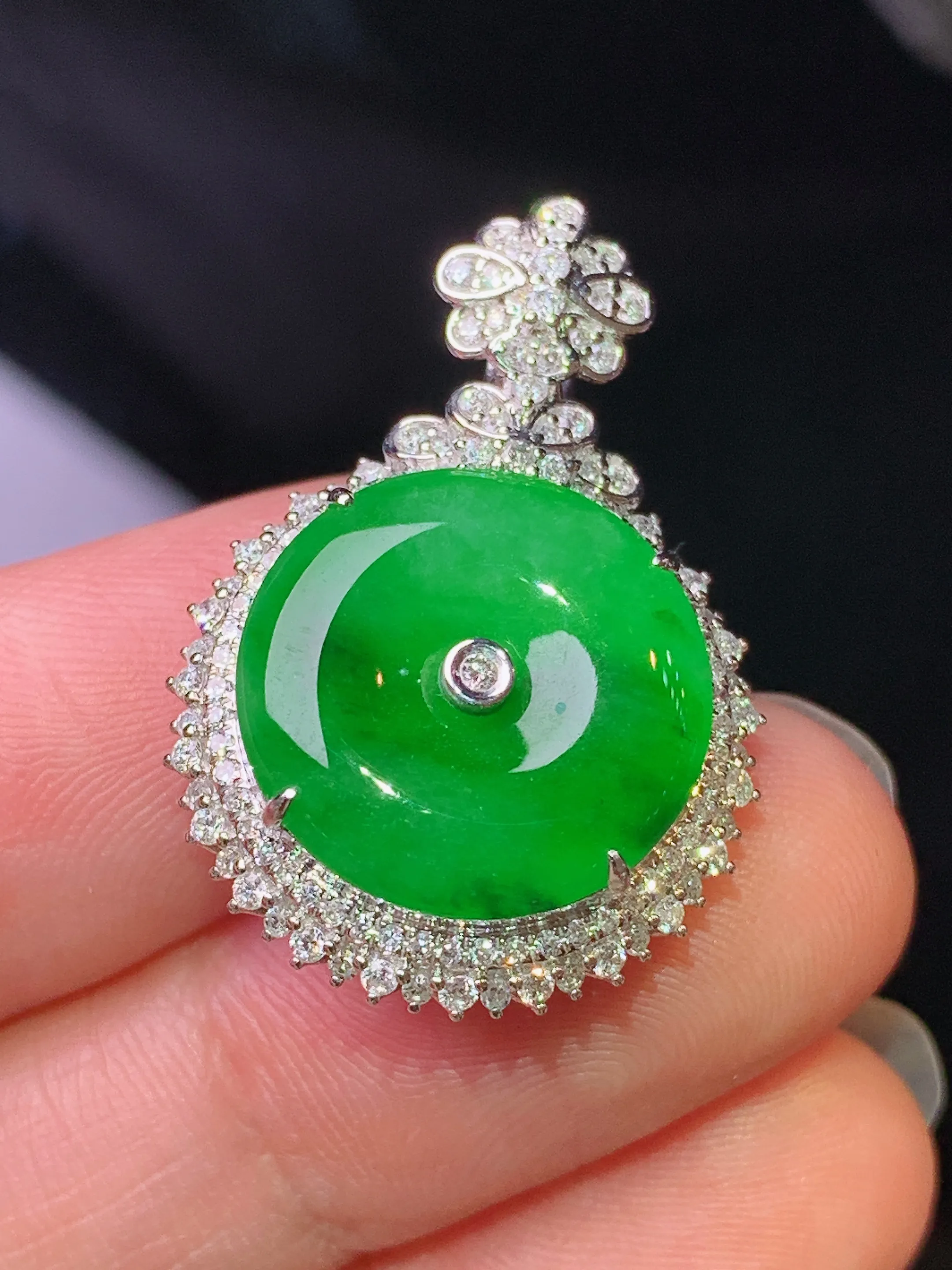 18k金钻镶嵌满绿平安扣吊坠 玉质细腻 色泽清新艳丽 整体尺寸28.2*19.5*10
