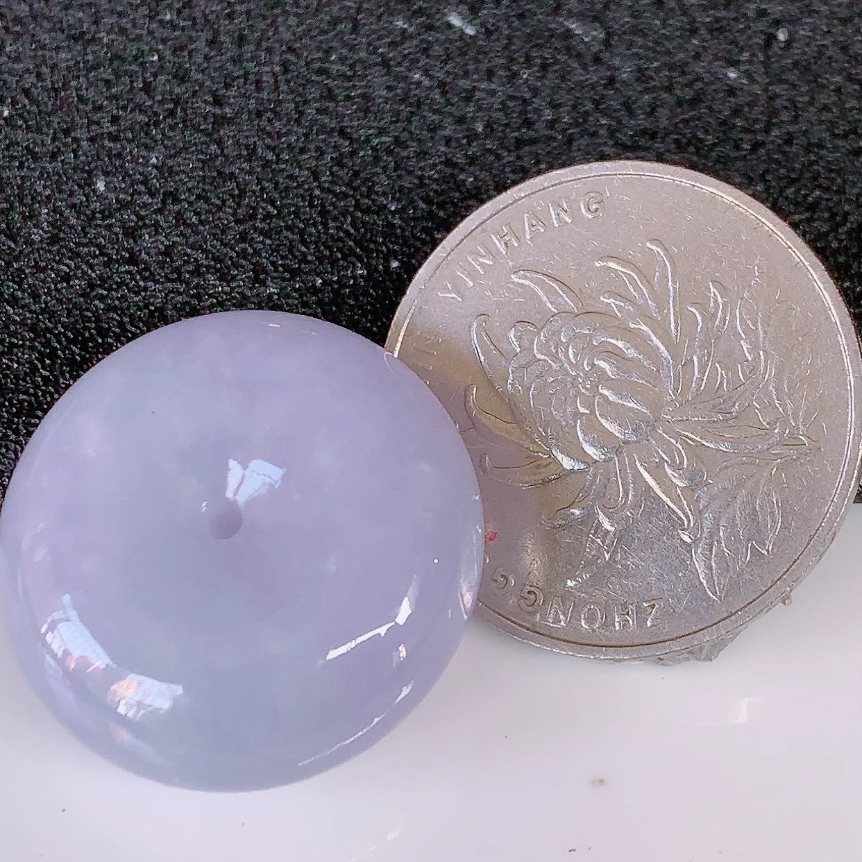 自然光实拍，冰润紫罗兰翡翠饱满平安扣吊坠，玉扣，平安是福；很美的料子，平安扣佩戴优雅迷人！#57.23