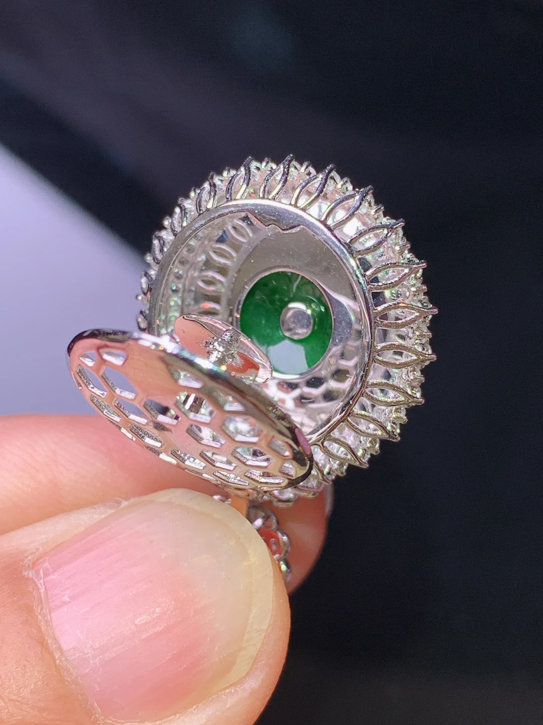 18k金钻镶嵌满绿平安扣吊坠 玉质细腻 色泽清新艳丽 整体尺寸28.2*19.5*10