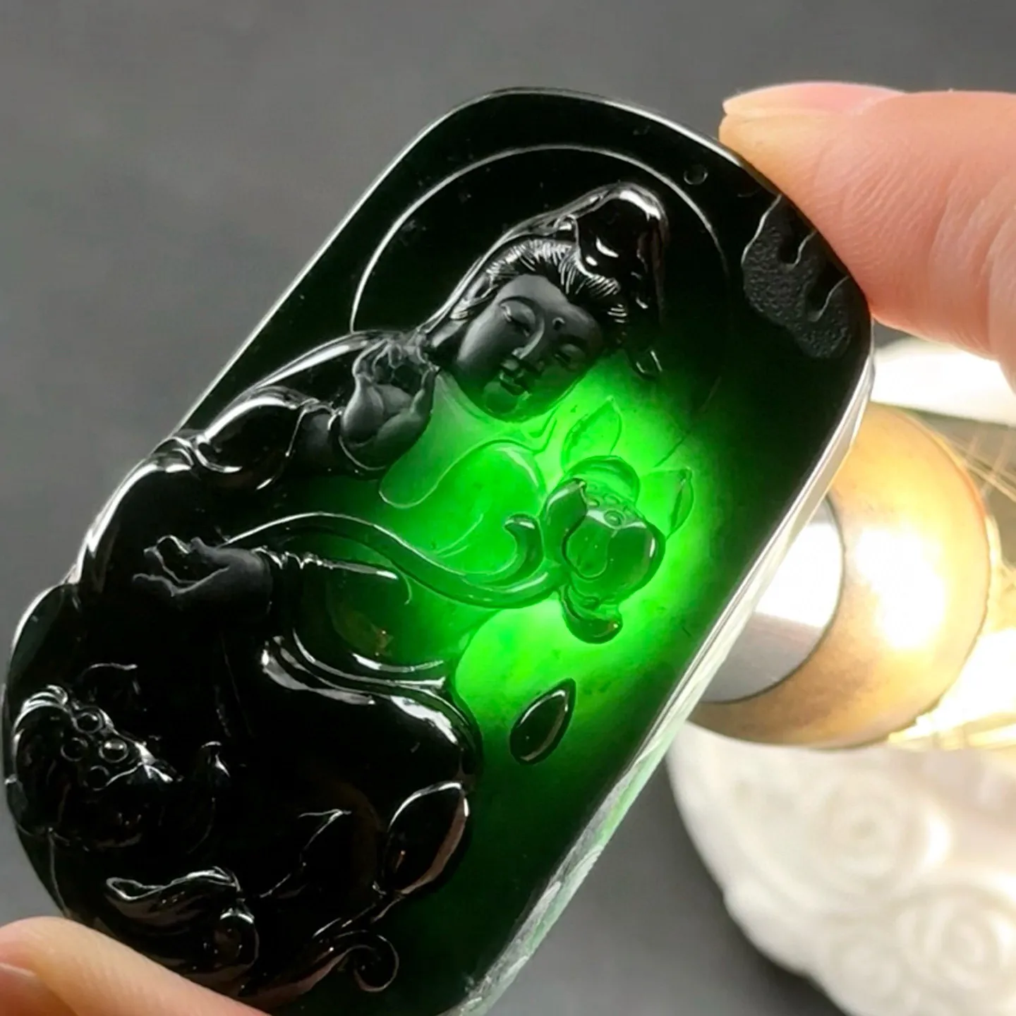 精品墨翠自在观音 种好色正 黑度极好 打灯通透 油性十足  尺寸54.6