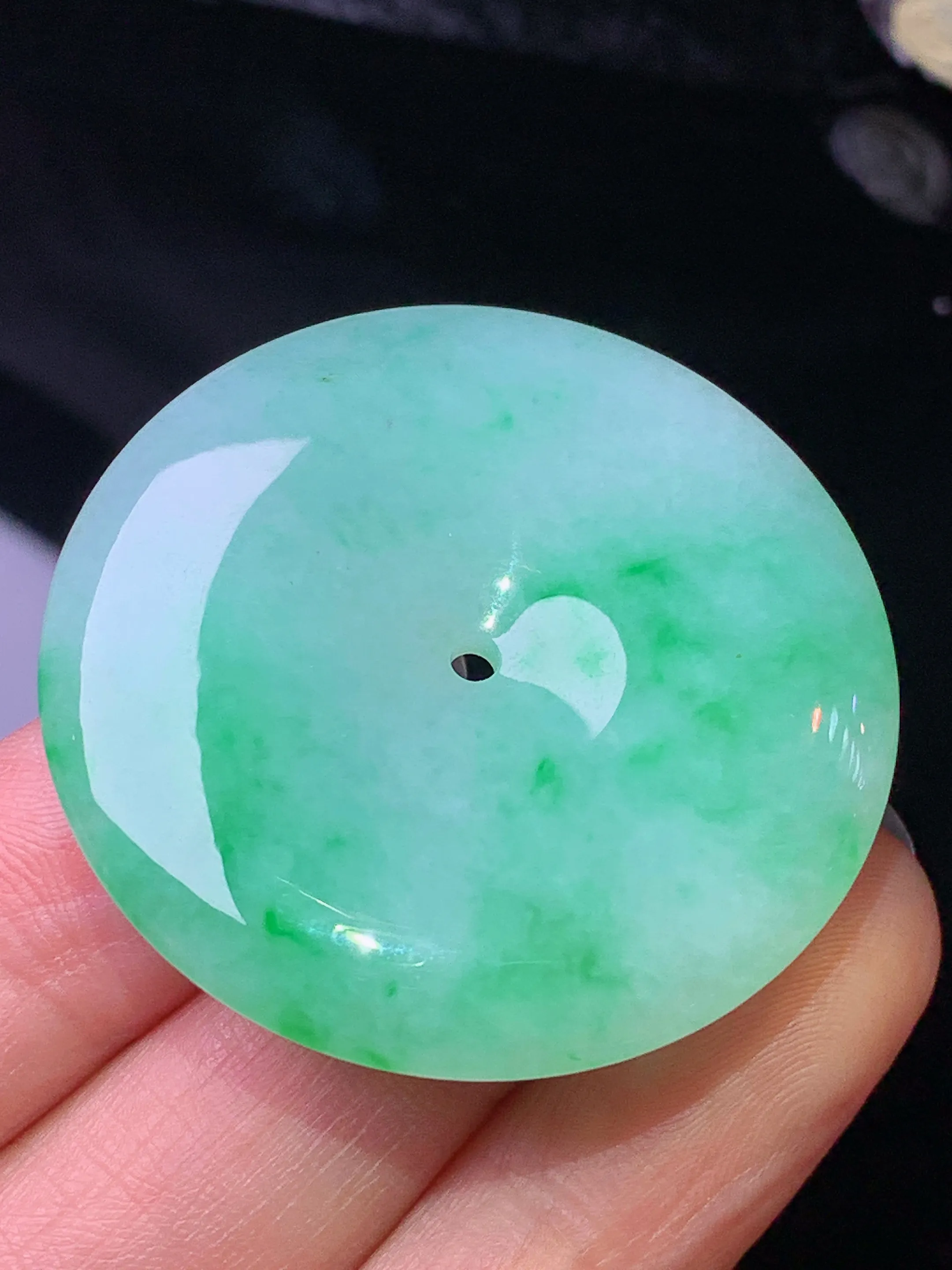 翠绿平安扣吊坠 玉质细腻 色泽清新艳丽 整体尺寸38*6