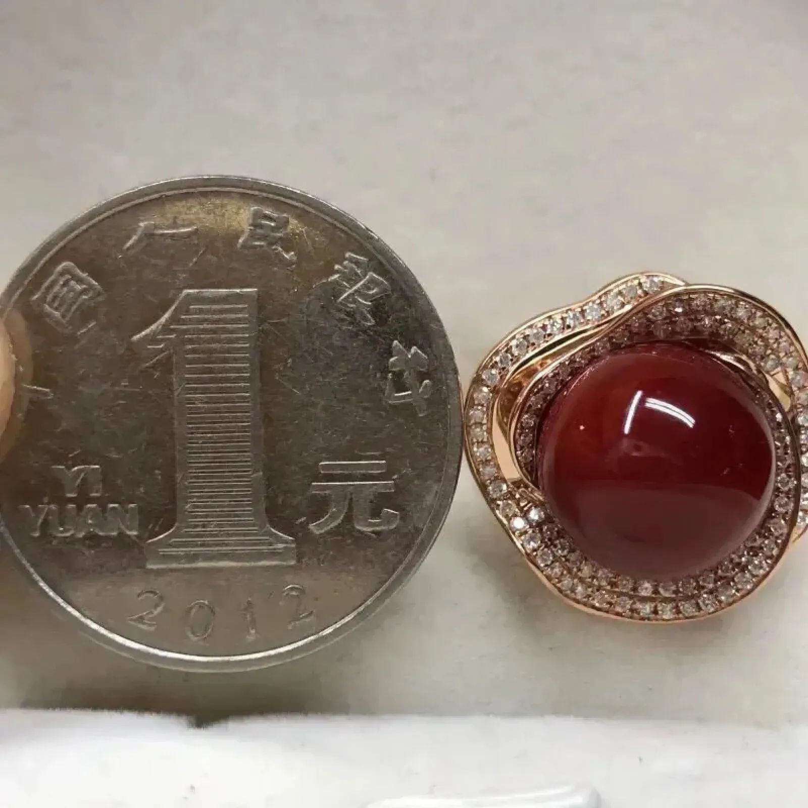 【天然阿卡赤血牛血红珊瑚11.8mm大圆珠豪华双层满钻镶嵌戒指】天然无添加无优化，日本产地，阿卡材料，赤血牛血红颜色，光泽水嫩柔润，大裸石尺寸为11.8*11.8*11.8mm，整体尺寸18.5*19.1*12.3mm，18K真金钻石豪华镶嵌！重量为7.45克，圈口内径为17.6mm,圈口号为15。上手效果豪华富贵！