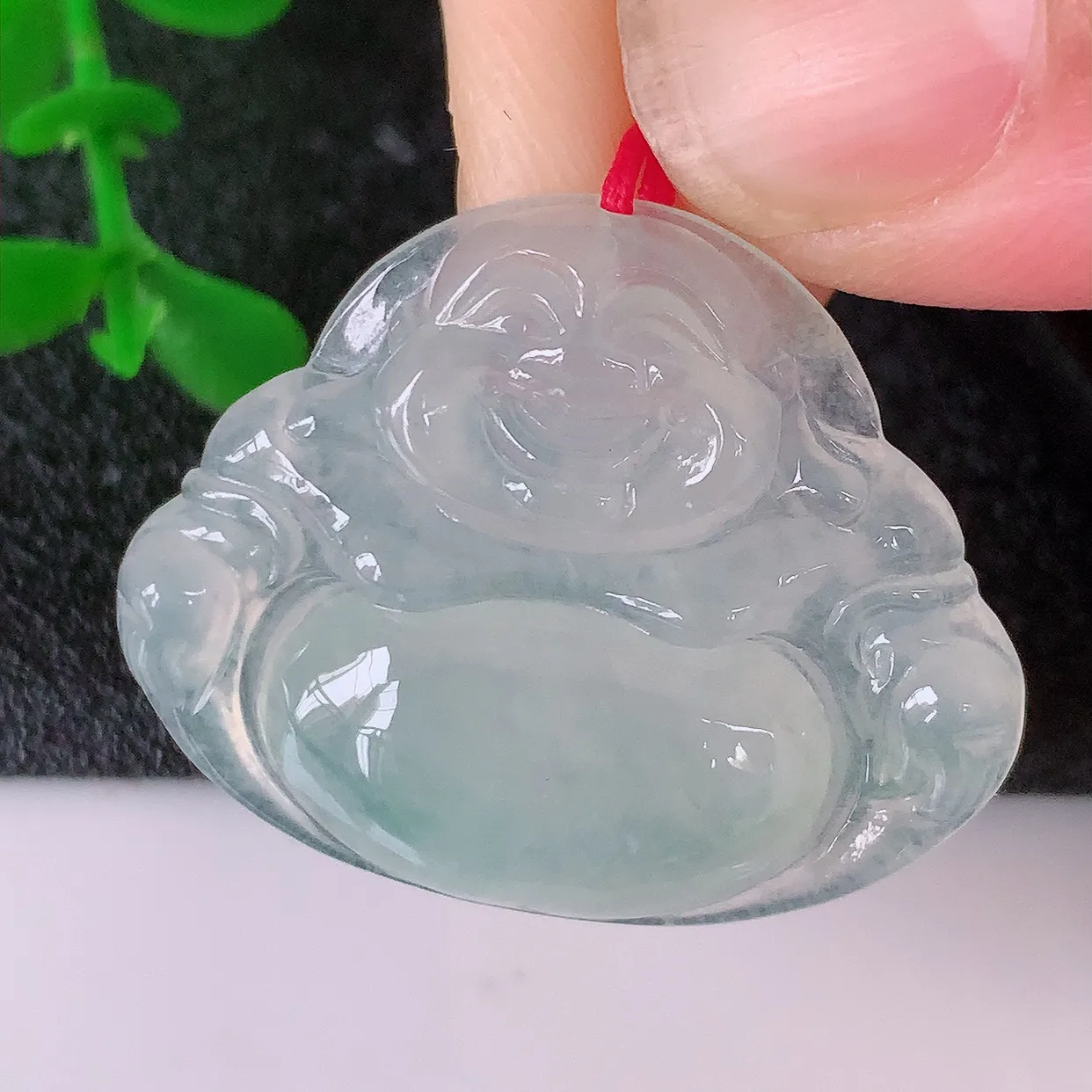 自然光实拍，冰种翡翠佛公吊坠，水灵起胶，翠色迷人，佛公在心中，一生平安，饱满圆润，开怀大笑佛公，配戴灵气十足！#46.24