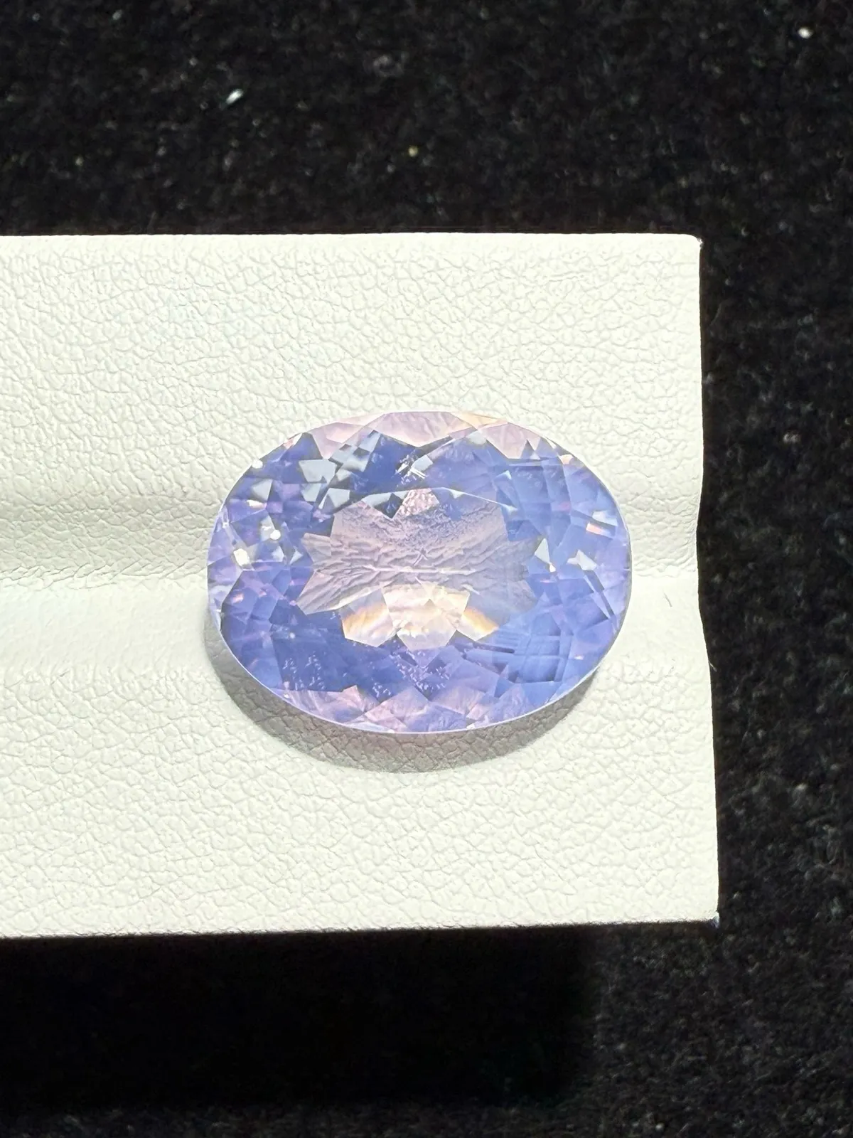 【高端珠宝】天然极美浪漫薰衣草紫晶裸石
重量: 13.195ct  规格: 17.7*13.5*9.6毫米
精湛切工，满身火彩
台面大，实物更美，可以代镶嵌设计。