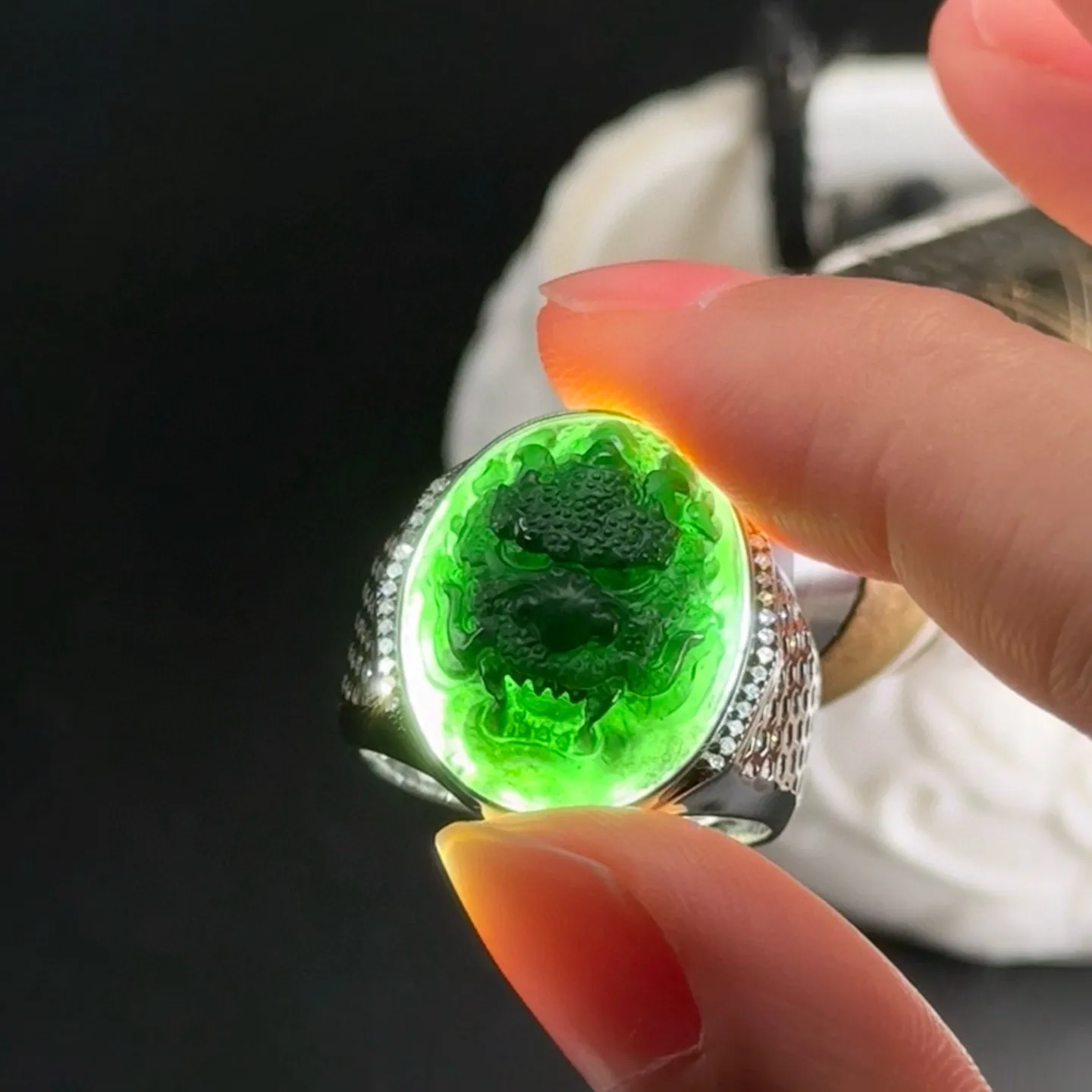 精品墨翠龙头戒面 种好色正 黑度极好 打灯通透 油性十足  尺寸20.3