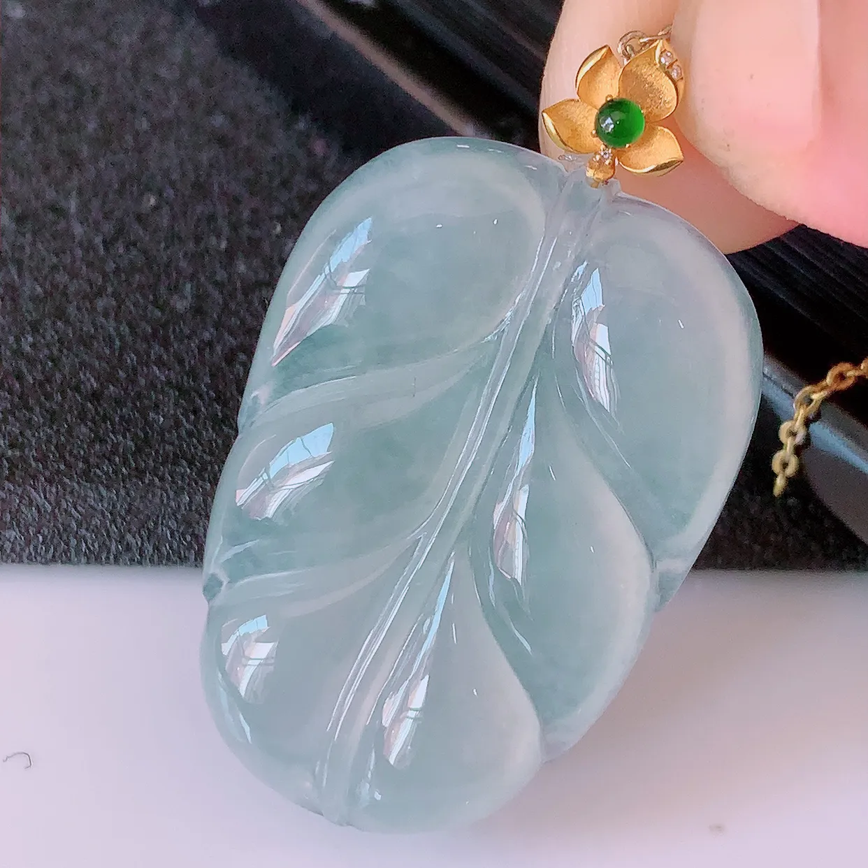 自然光实拍，18K金镶嵌冰种翡翠叶子吊坠，寓意“大业有成，一夜成名，金枝玉叶”水润叶子，翡翠叶子，清秀高雅，性价比超值！#02.26整体39.5裸石33.5*23*5
