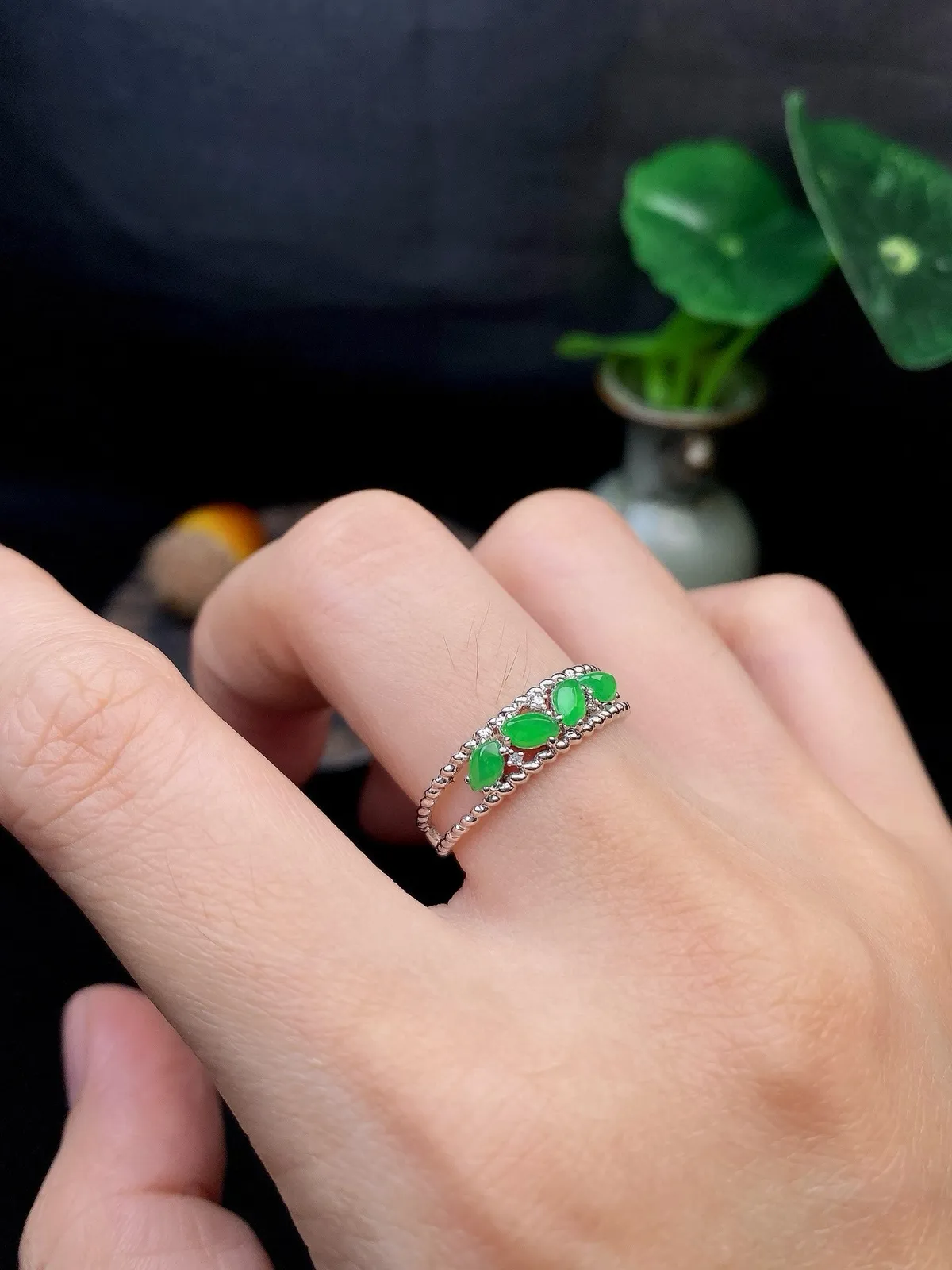 【冰种满绿随形戒指】质地细腻，饱满度很好，晶莹剔透，18k金钻镶嵌，裸石尺寸4.1*2.5*2.5毫米