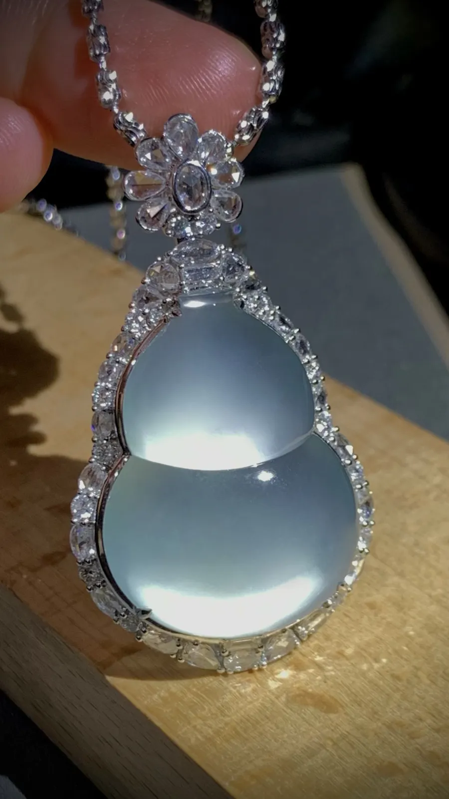 【福禄·葫芦】，裸石30-22.5-5.5mm，
整体49-27.5-14mm，18.35g，
18K金，南非钻，不配图链