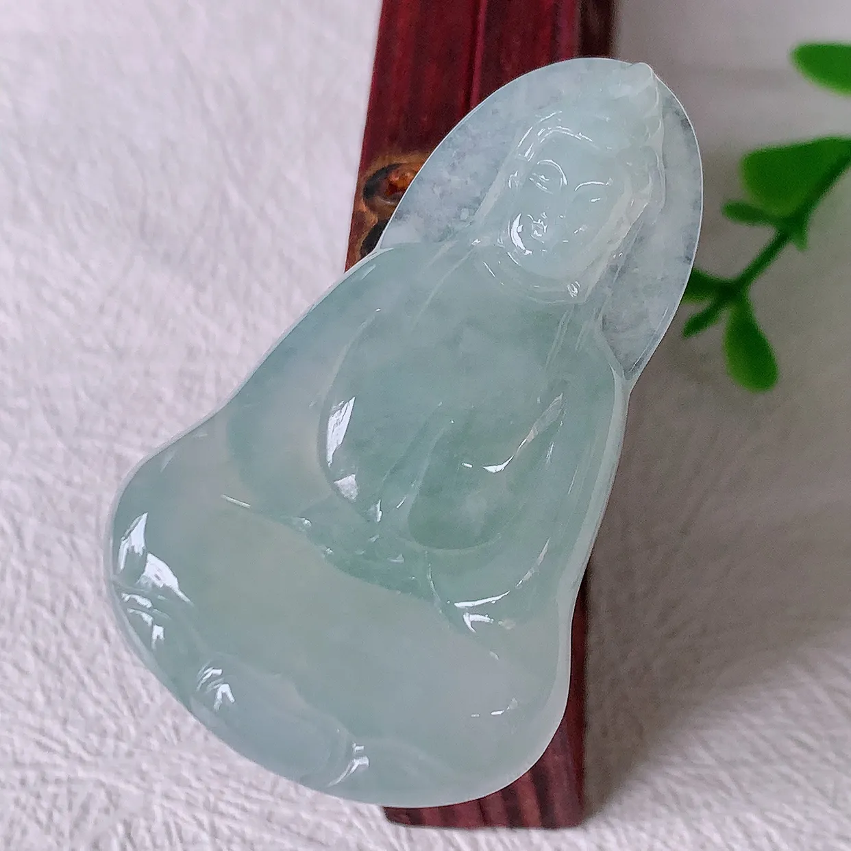 自然光实拍，冰种翡翠观音菩萨吊坠，净瓶观音，冰透亮泽，美观亮丽，观音面相端庄#46.24