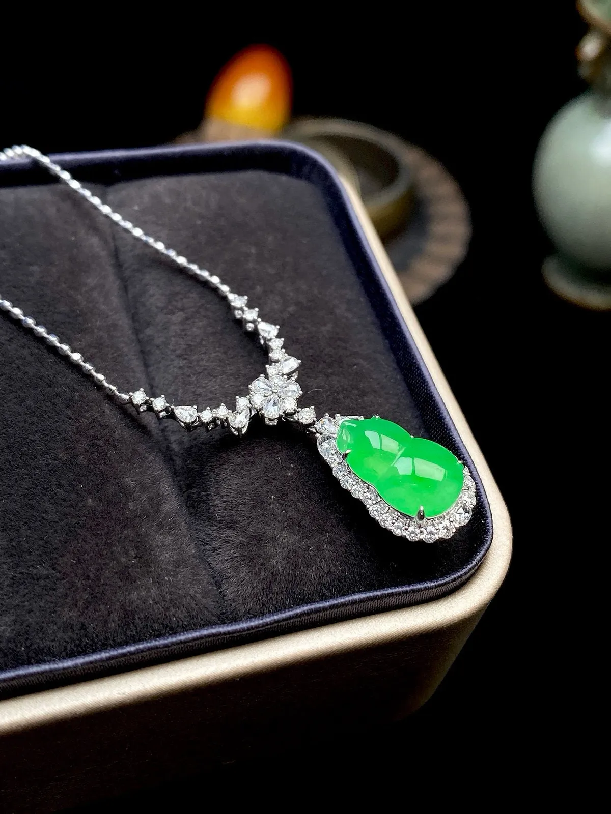 【冰种满绿葫芦吊坠】种水色俱全，冰透闪亮，通透感饱满度很好，18k金钻豪华镶嵌，裸石尺寸12.1*7.1*2.8毫米