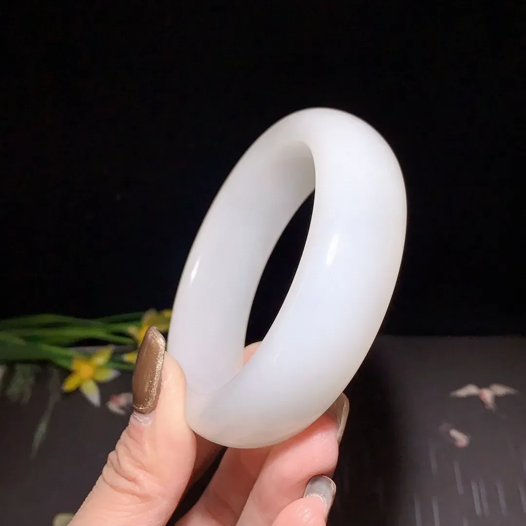 和田玉57.5圈口羊脂白宽版手镯！玉质细腻油润 底色纯净 无裂无杂 脂粉好，品质高