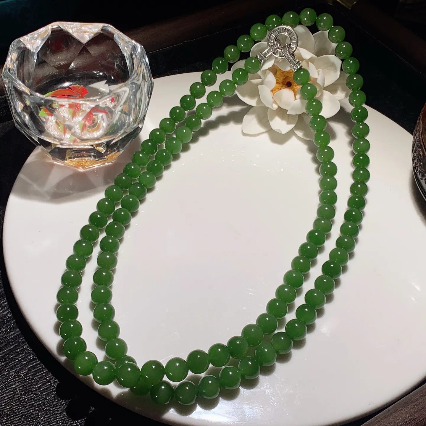 和田玉阳绿俄罗斯碧玉108佛珠项链。单颗尺寸8！玉质细腻油润。手推出油。佩戴高端典雅。lt251225