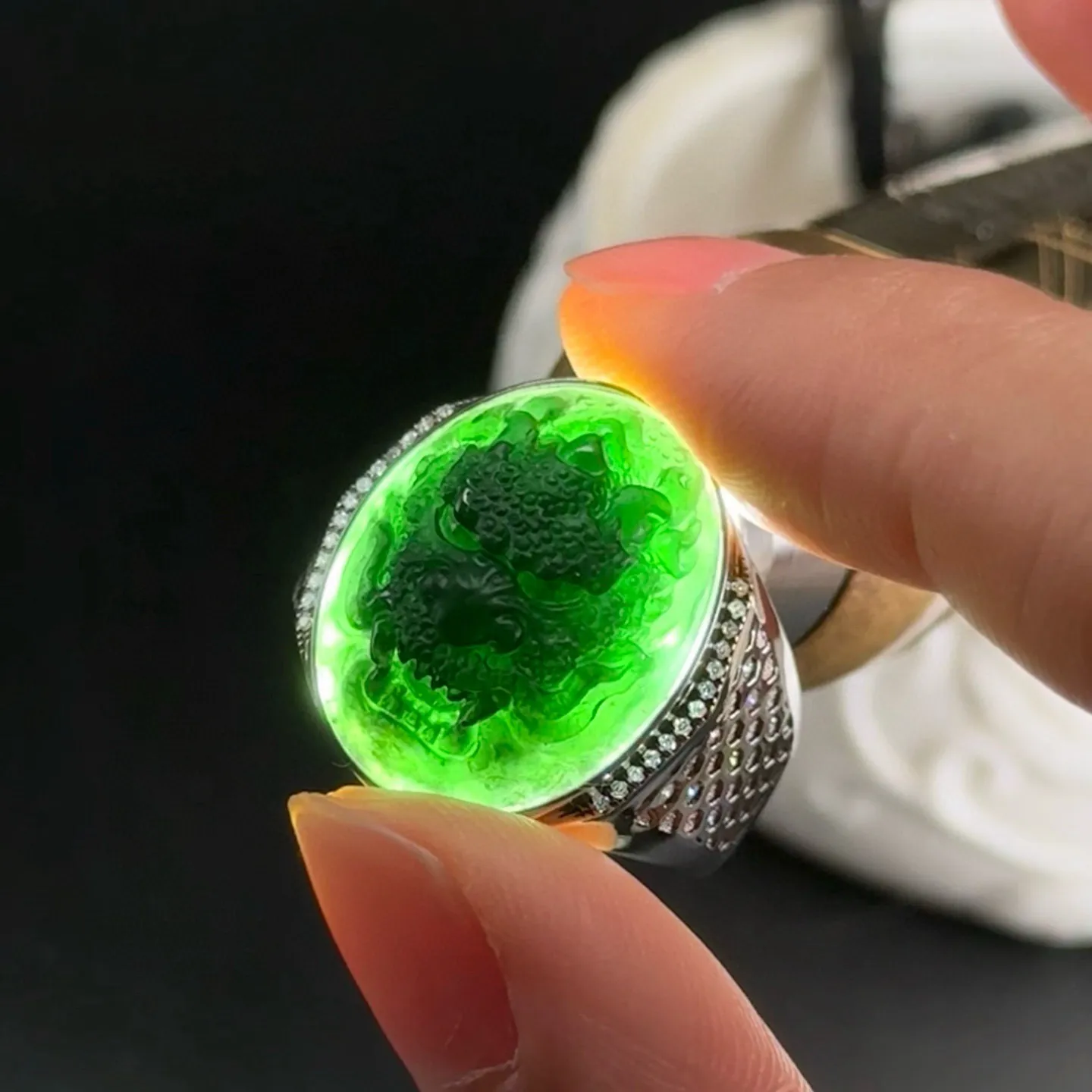 精品墨翠龙头戒面 种好色正 黑度极好 打灯通透 油性十足  尺寸20.3