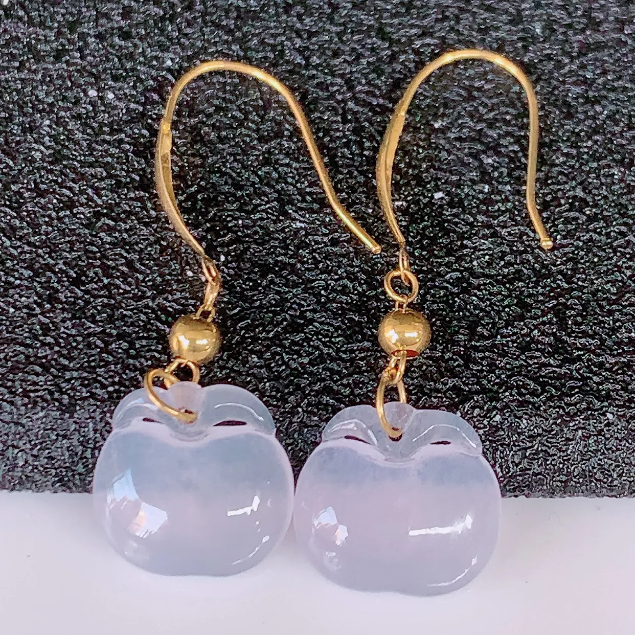 18k金镶嵌冰种翡翠苹果耳坠，沁人心脾，耳坠佩戴效果大气出众，尽显气质。种水好，胶感足，颜相当漂亮，