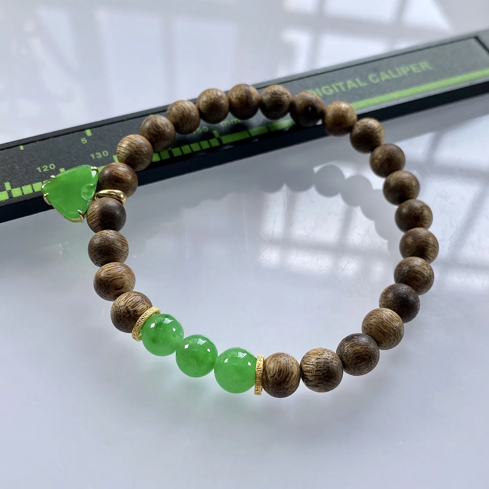 收藏级别，缅甸天然翡翠A货，卡7冰绿圆珠手串手链，尺寸：圆珠7mm/3颗，心形：11.2/10mm，