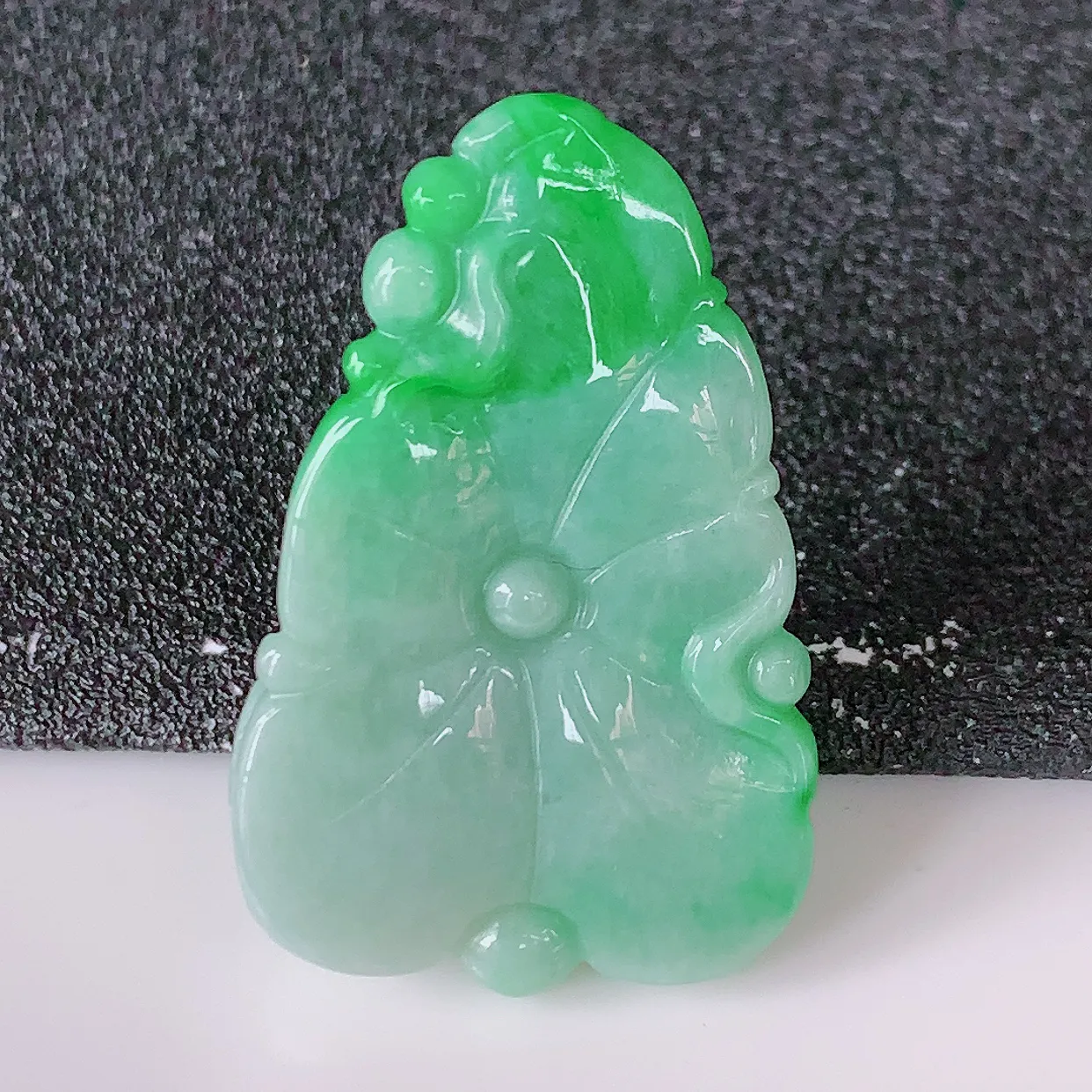 自然光实拍，冰润飘辣绿翡翠荷叶鱼、和和美美玉坠，财源广进，自然隐逸、荷本是素不着尘之物，有和美之寓意。#05.24