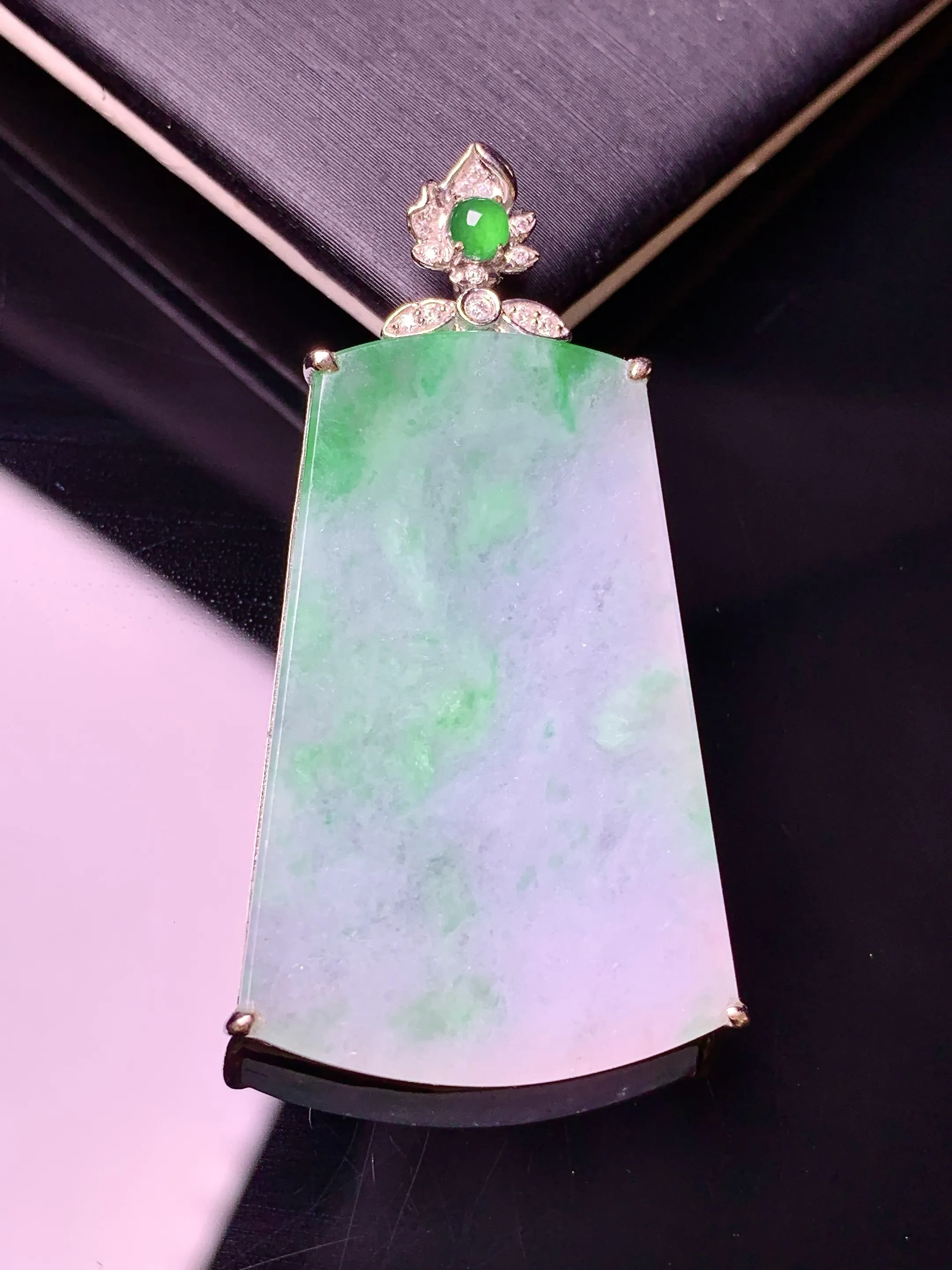 18k金钻镶嵌飘绿无事牌吊坠 玉质细腻 色泽清新艳丽 整体尺寸43.2*22.3*4.2