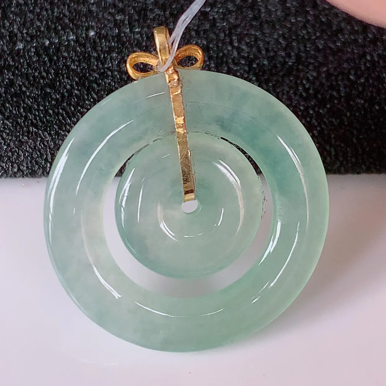 18K金镶嵌冰种翡翠平安母子扣吊坠，水润光泽，寓意平平安安，佩戴时尚漂亮！#49.24