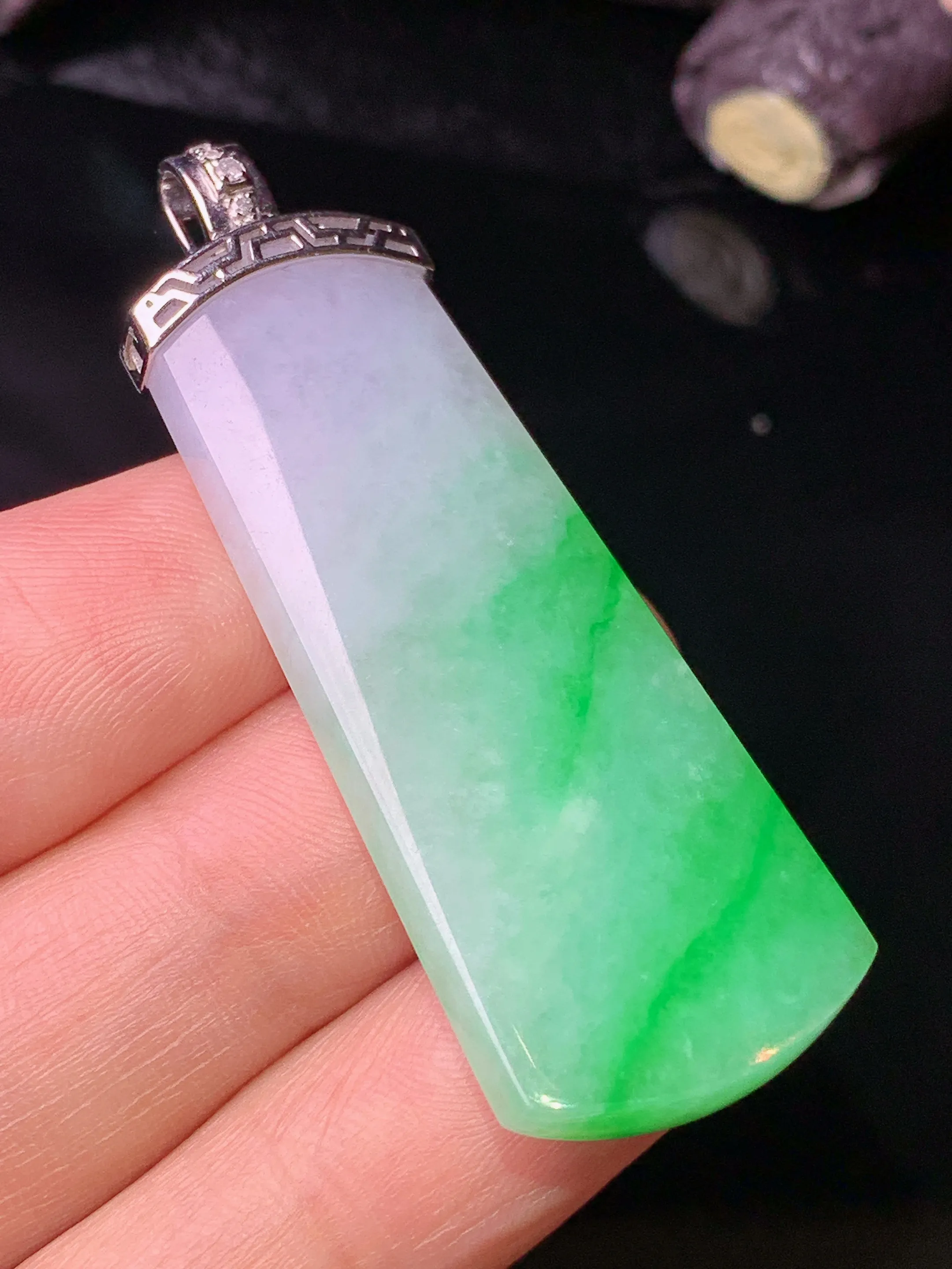 18k金镶嵌飘绿无事牌吊坠 玉质细腻 色泽清新艳丽 整体尺寸49.8*17.8*5