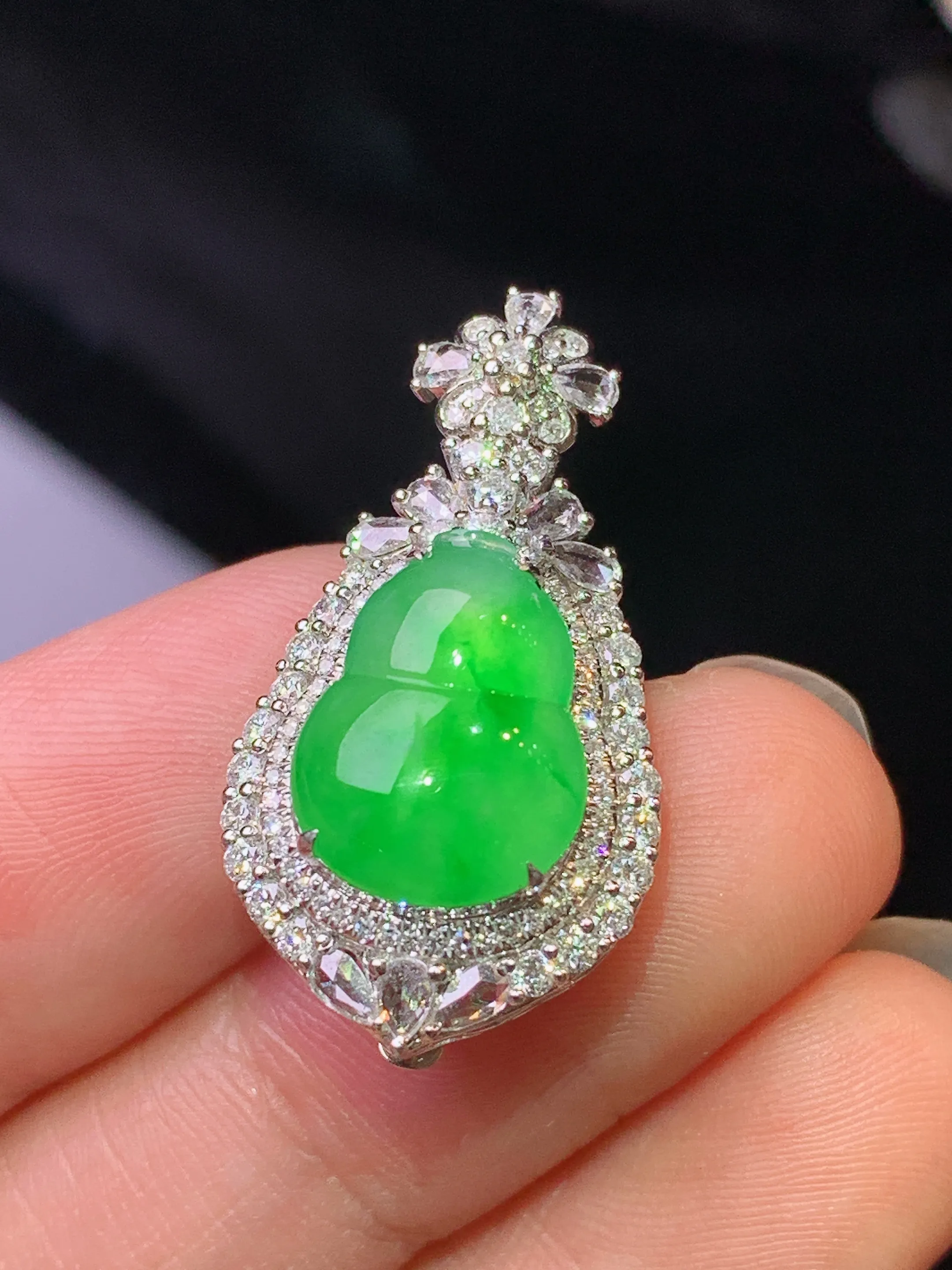 18k金钻镶嵌满绿葫芦吊坠 玉质细腻 色泽清新艳丽 整体尺寸28.2*14.8*9.7