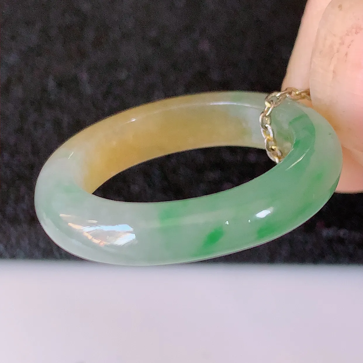自然光实拍，17.3mm内径冰黄加绿翡翠指环，玉戒指，玉质莹润，好精美好冰润的指环，15圈口，上手纤