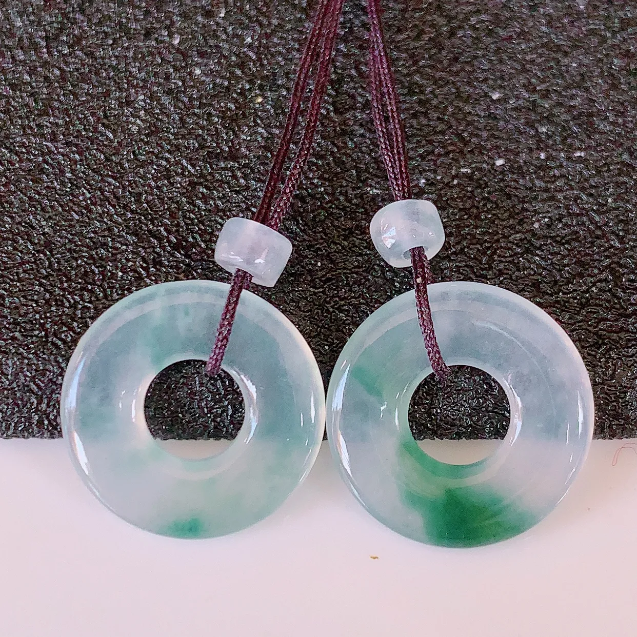 自然光实拍，冰种飘花翡翠一对平安扣耳坠，翠色灵动，玉质细腻，颜色漂亮，品相佳，佩戴佳品！配银线 #1.26尺寸13.2*2.3