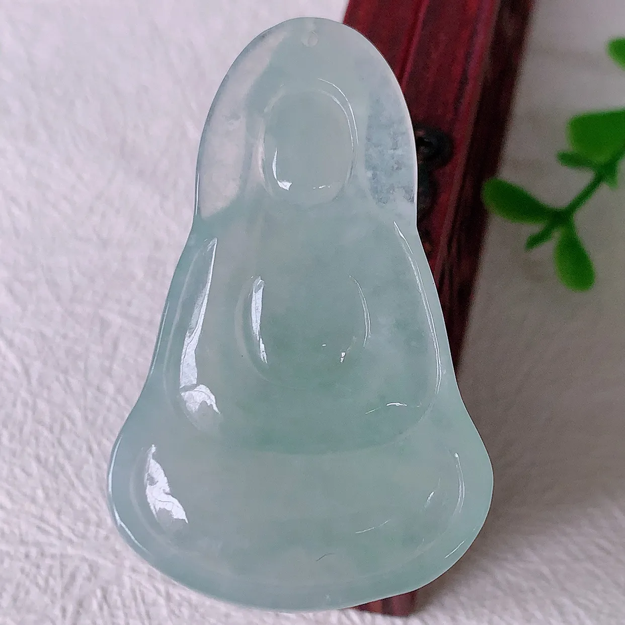 自然光实拍，冰种翡翠观音菩萨吊坠，净瓶观音，冰透亮泽，美观亮丽，观音面相端庄#46.24